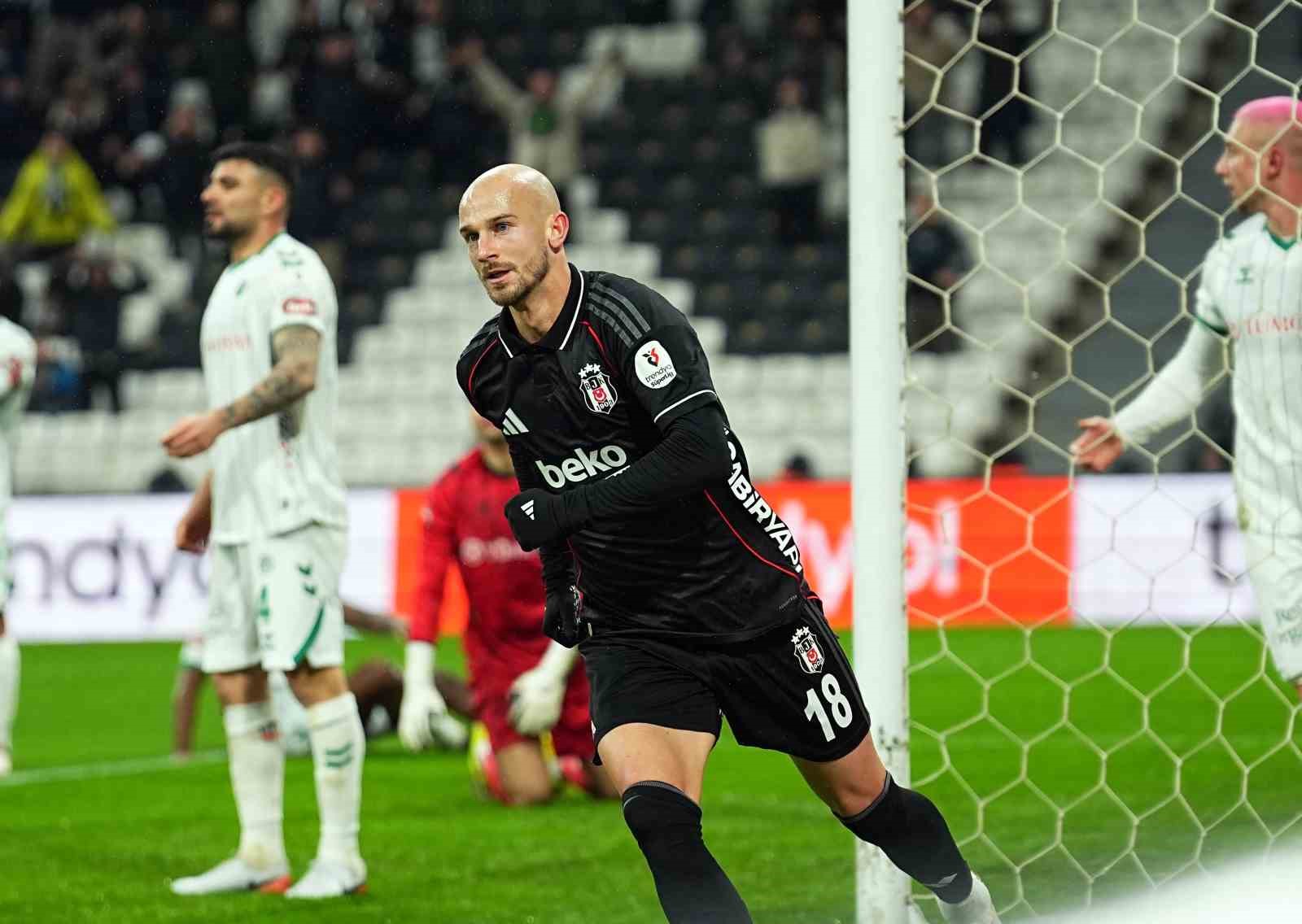 Trendyol Süper Lig: Beşiktaş: 1 - Konyaspor: 1 (İlk yarı)
