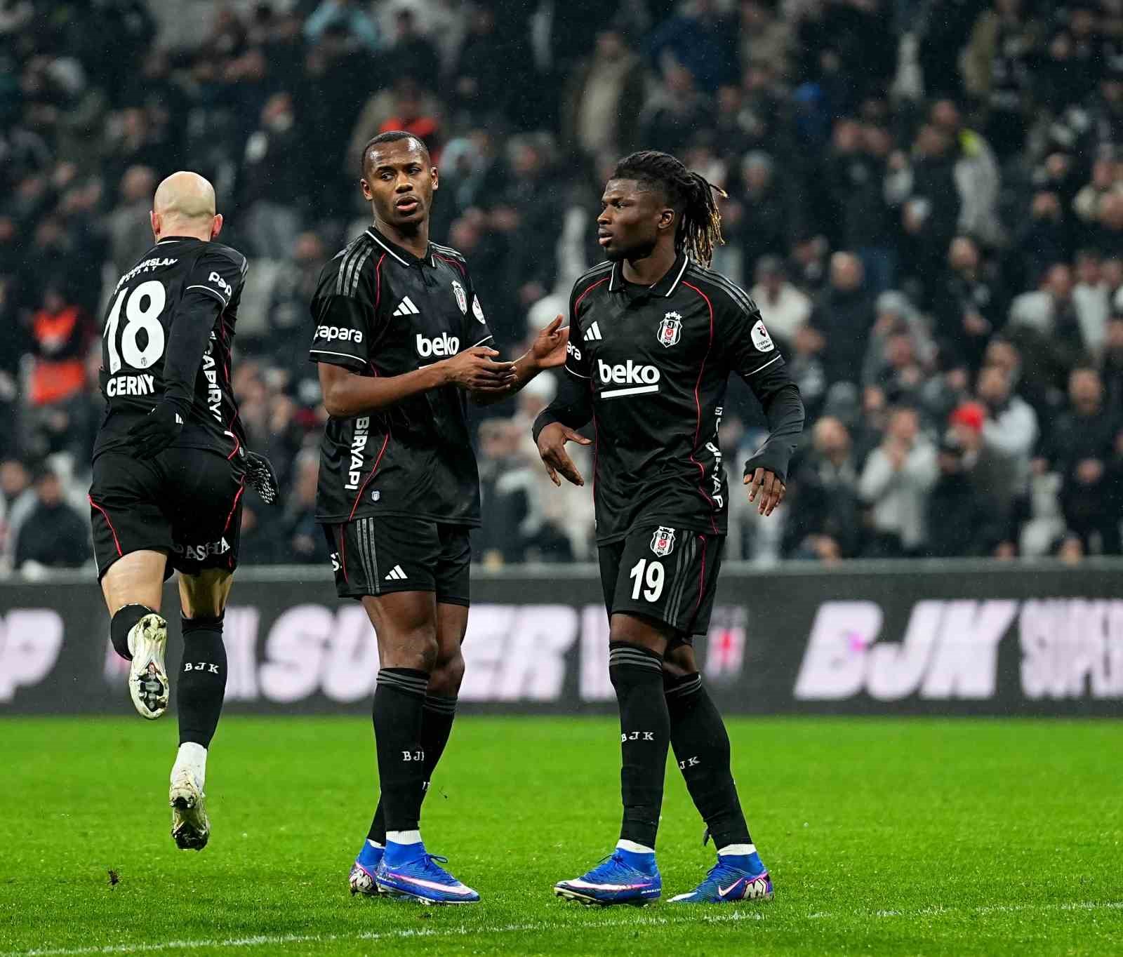 Trendyol Süper Lig: Beşiktaş: 1 - Konyaspor: 1 (İlk yarı)
