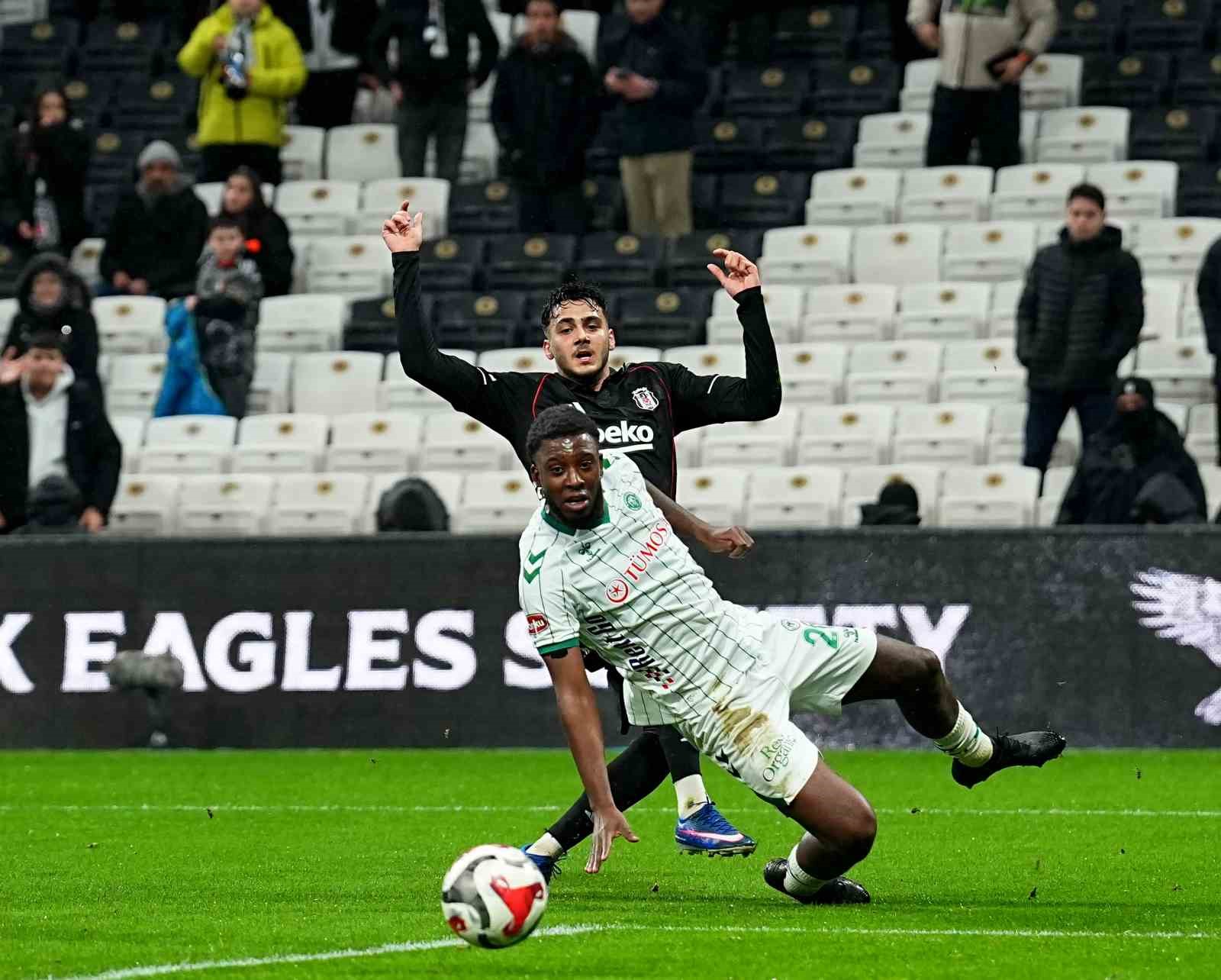Trendyol Süper Lig: Beşiktaş: 1 - Konyaspor: 1 (İlk yarı)

