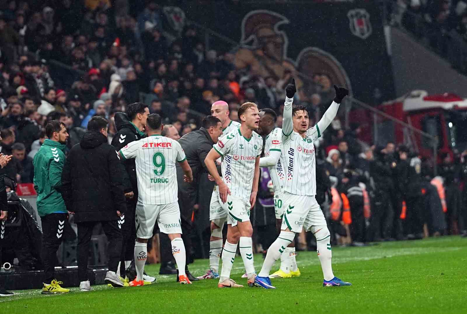 Trendyol Süper Lig: Beşiktaş: 1 - Konyaspor: 1 (İlk yarı)
