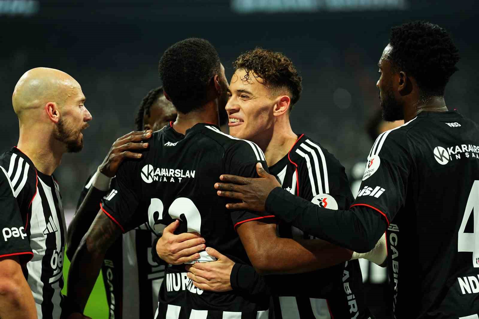 Trendyol Süper Lig: Beşiktaş: 2 - Göztepe: 0 (İlk yarı)
