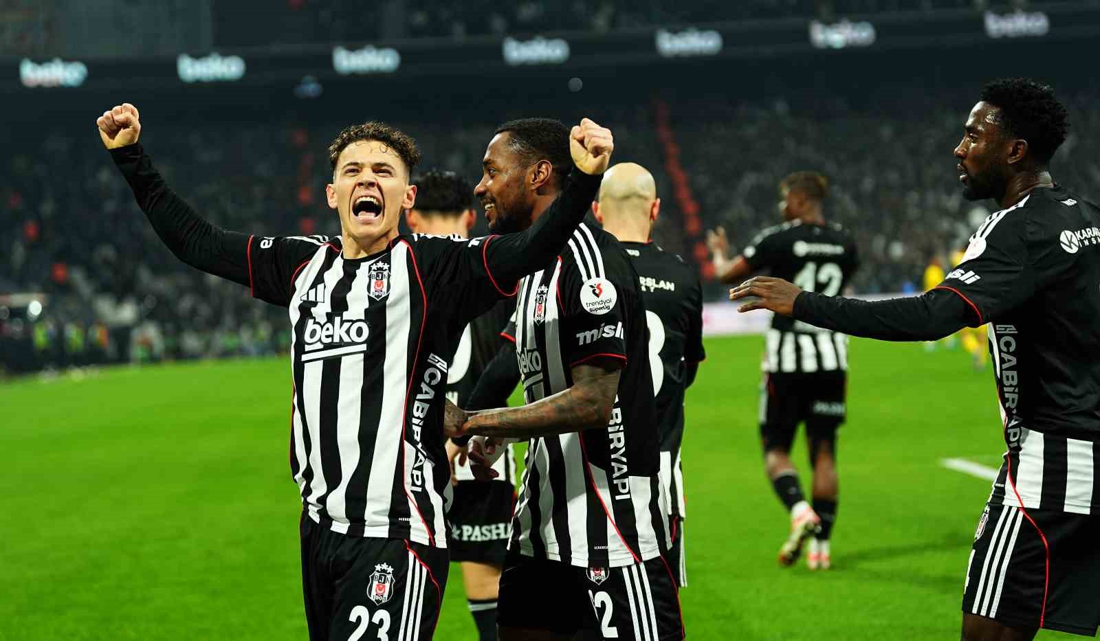 Trendyol Süper Lig: Beşiktaş: 2 - Göztepe: 0 (İlk yarı)
