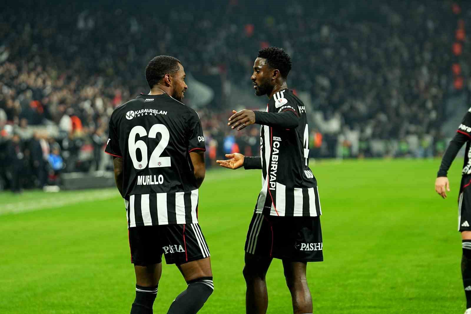 Trendyol Süper Lig: Beşiktaş: 2 - Göztepe: 0 (İlk yarı)
