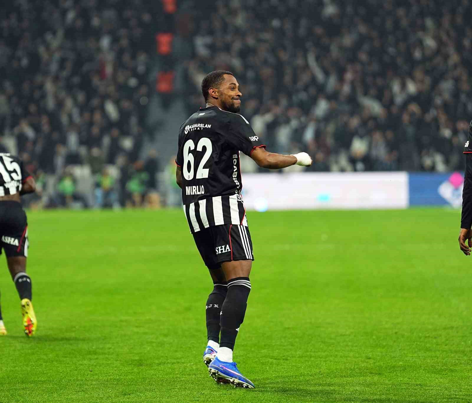 Trendyol Süper Lig: Beşiktaş: 2 - Göztepe: 0 (İlk yarı)
