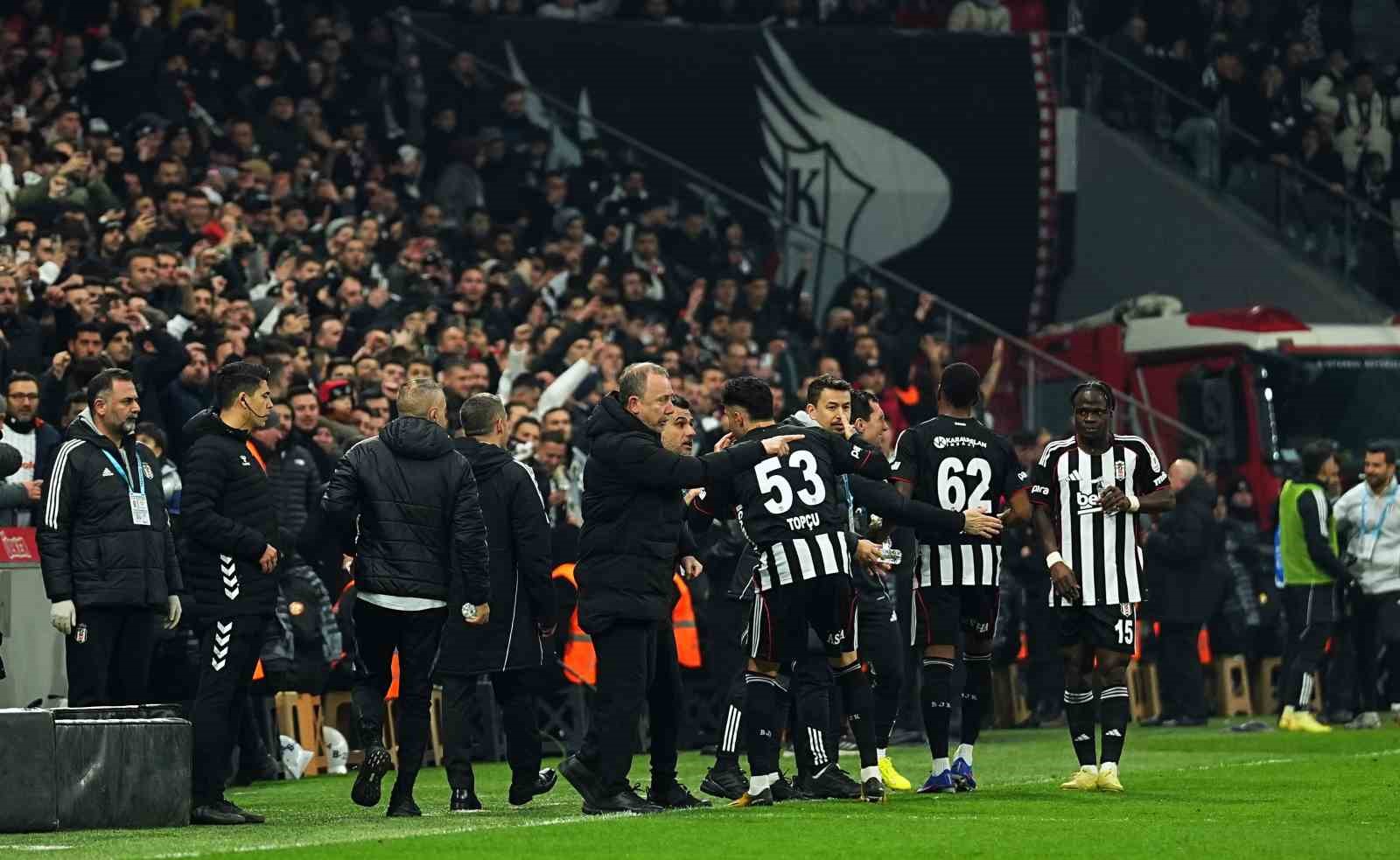 Trendyol Süper Lig: Beşiktaş: 2 - Göztepe: 0 (İlk yarı)
