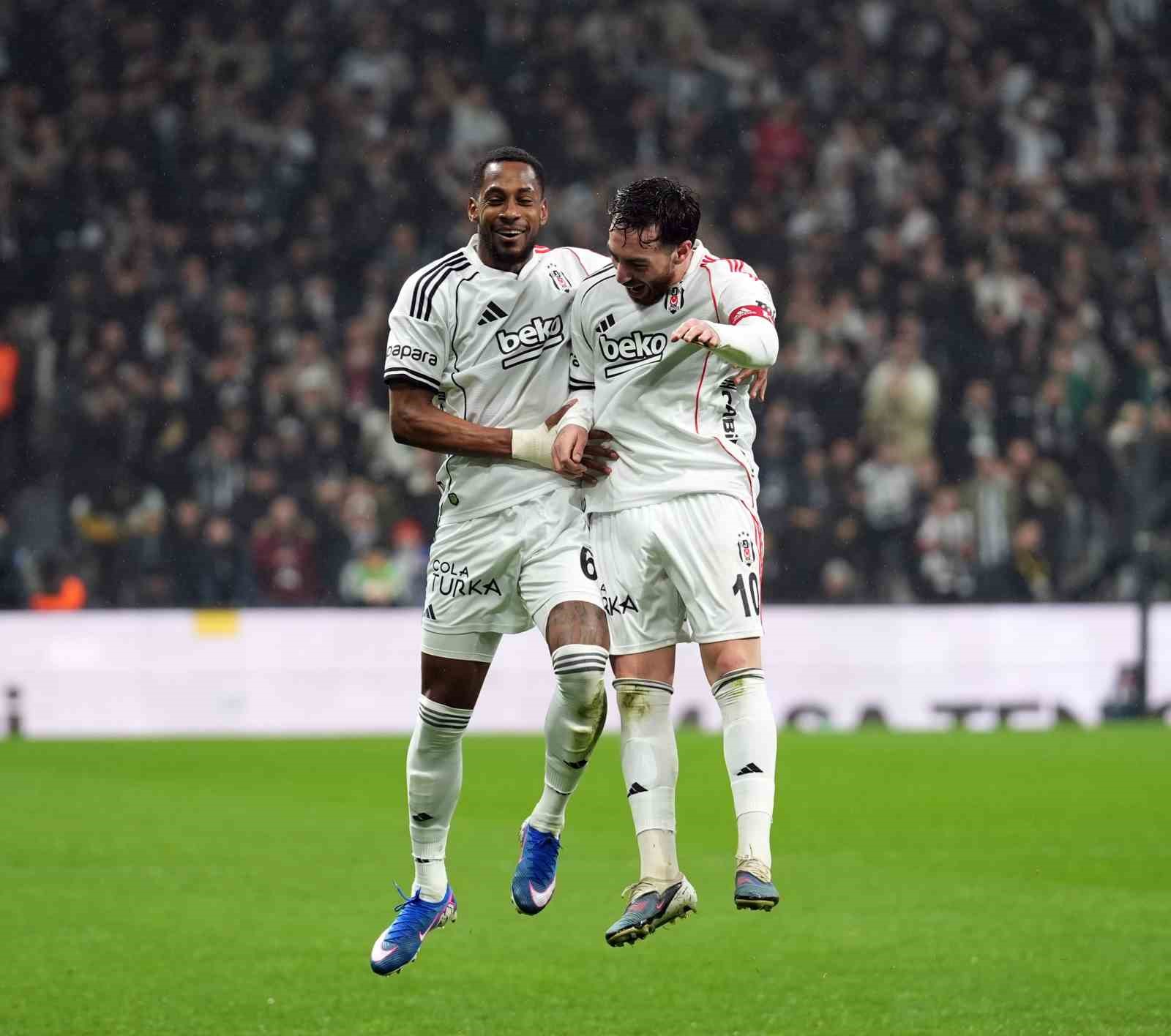 Trendyol Süper Lig: Beşiktaş: 2 - Kasımpaşa: 0 (İlk yarı)

