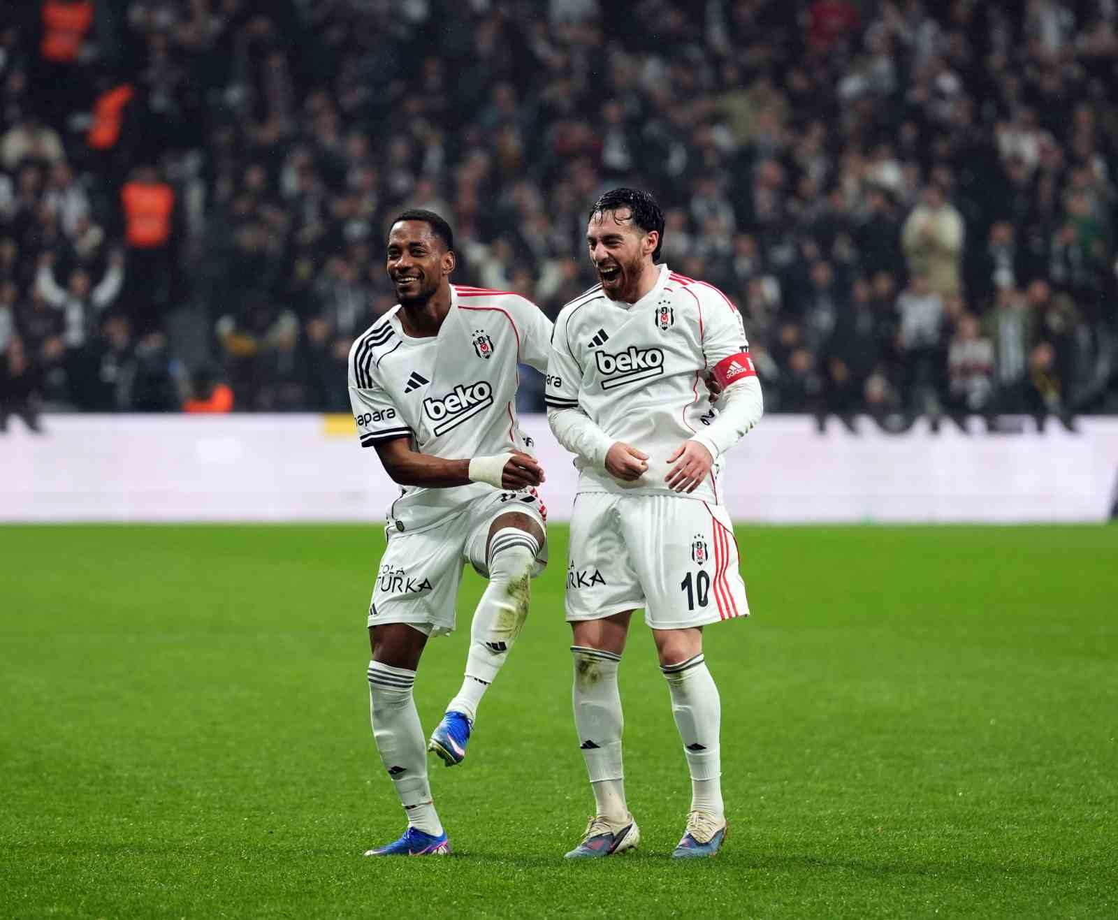 Trendyol Süper Lig: Beşiktaş: 2 - Kasımpaşa: 0 (İlk yarı)
