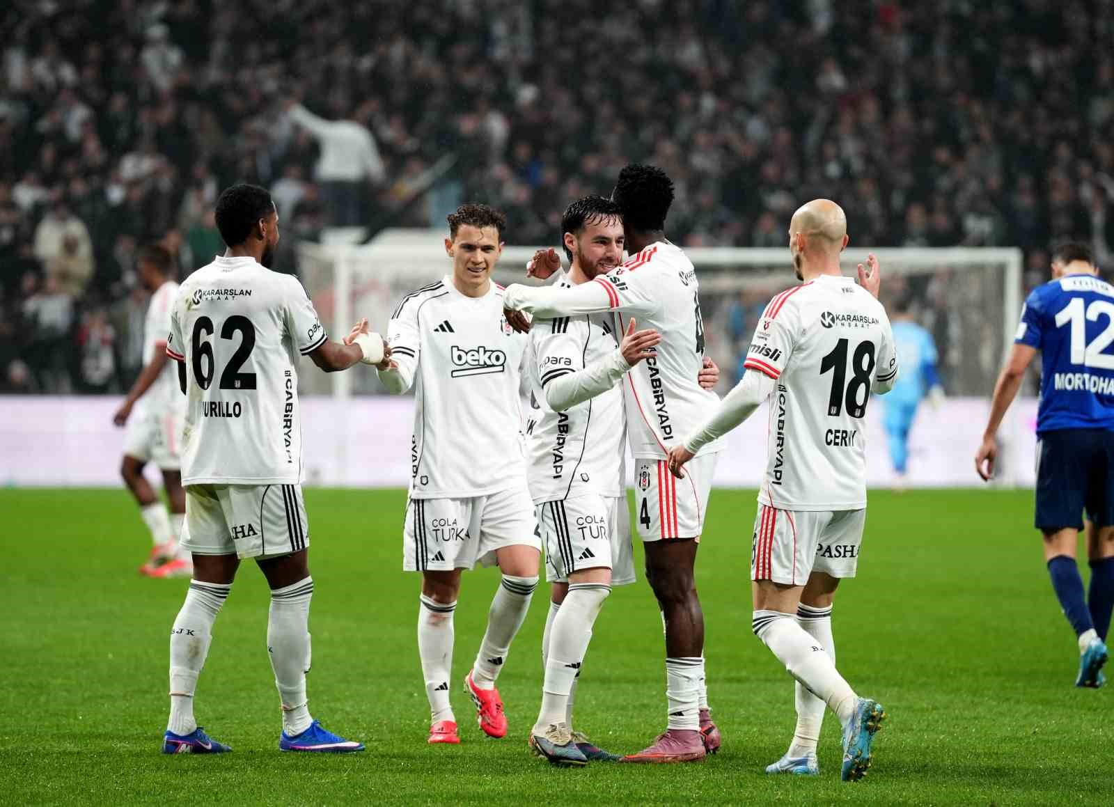 Trendyol Süper Lig: Beşiktaş: 2 - Kasımpaşa: 0 (İlk yarı)
