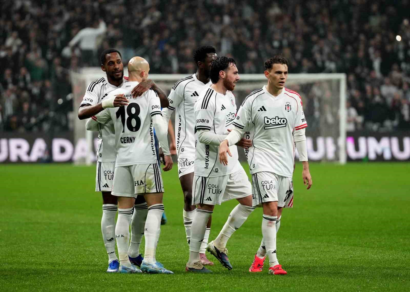 Trendyol Süper Lig: Beşiktaş: 2 - Kasımpaşa: 0 (İlk yarı)

