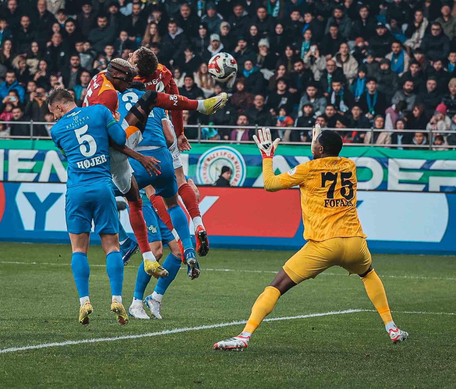 Trendyol Süper Lig: Çaykur Rizespor: 0 - Galatasaray: 1 (İlk yarı)
