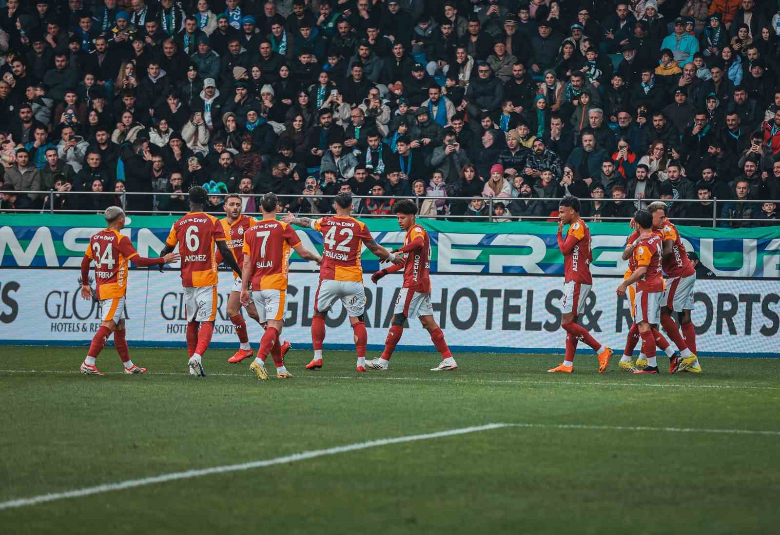 Trendyol Süper Lig: Çaykur Rizespor: 0 - Galatasaray: 1 (İlk yarı)
