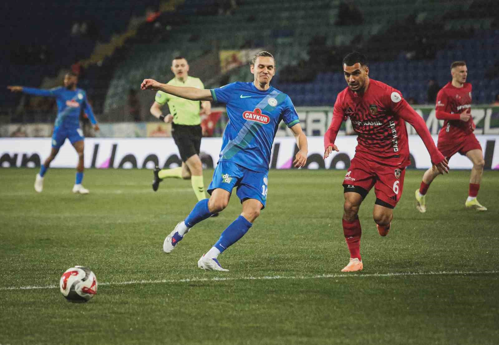 Trendyol Süper Lig: Çaykur Rizespor: 0 - Gaziantep FK: 1 (İlk yarı)
