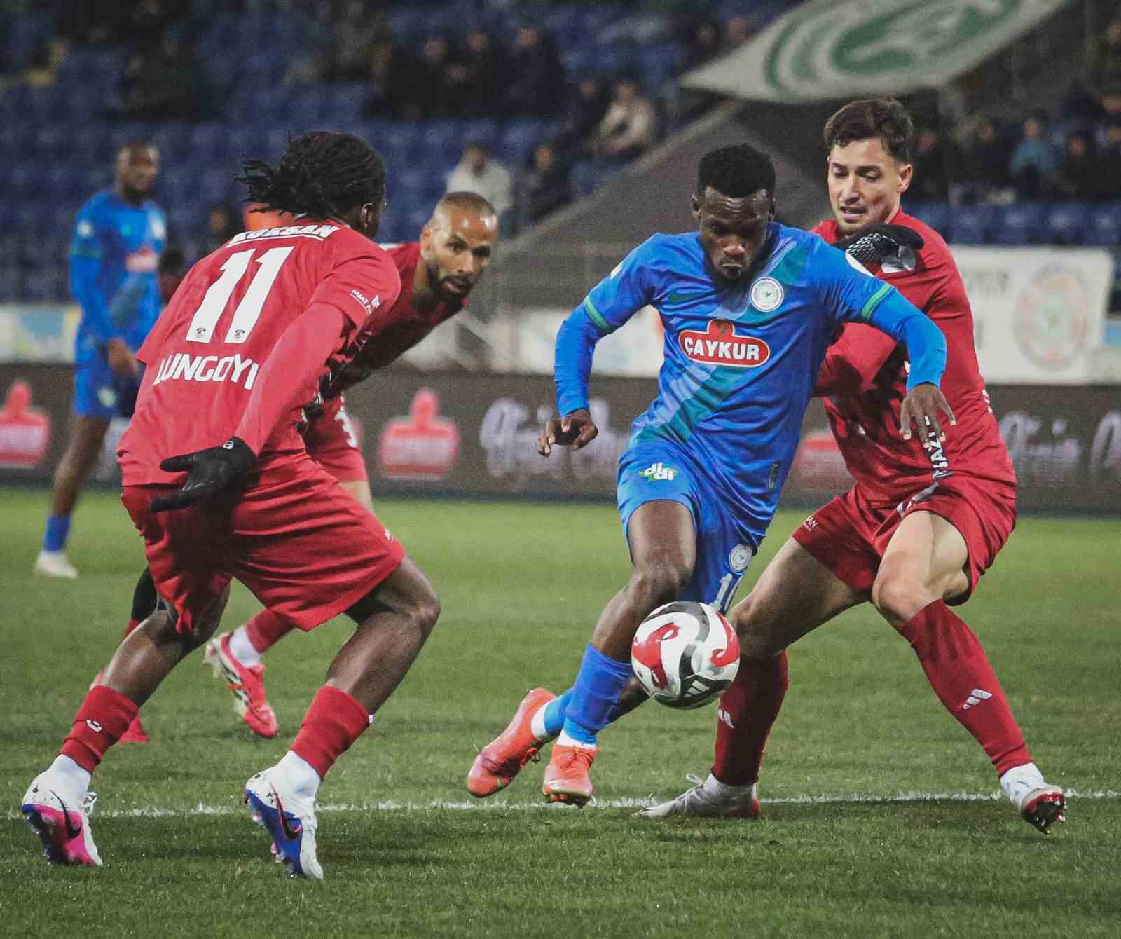 Trendyol Süper Lig: Çaykur Rizespor: 0 - Gaziantep FK: 1 (İlk yarı)
