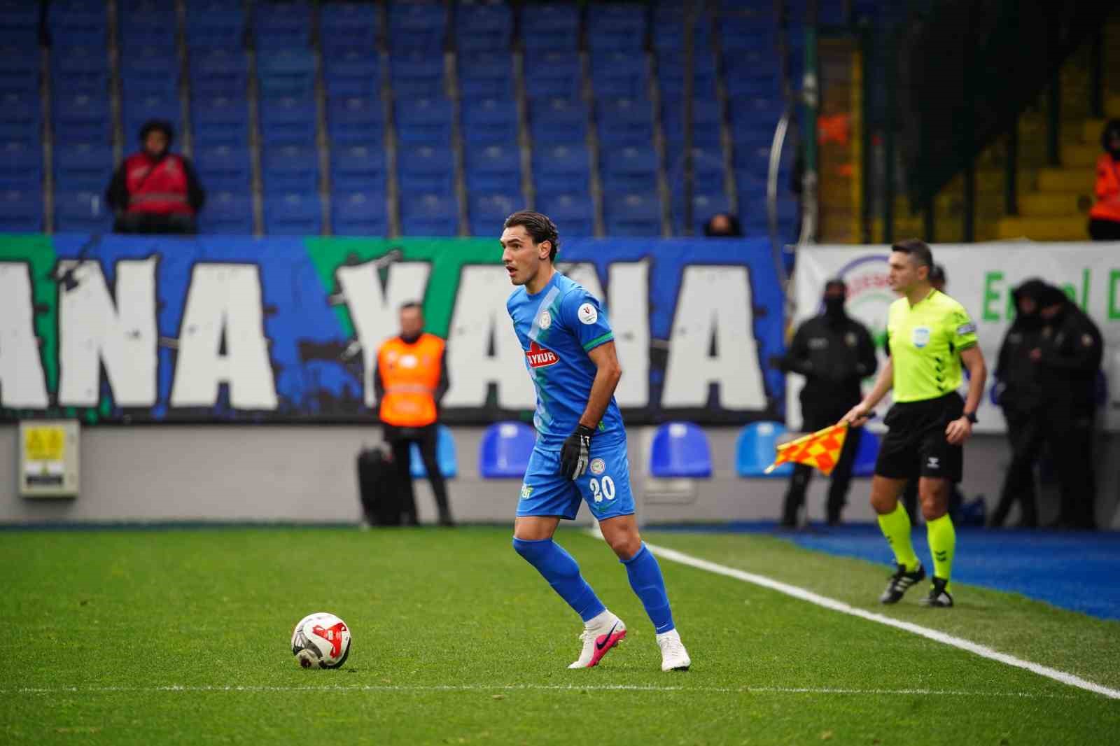 Trendyol Süper Lig: Çaykur Rizespor: 1 - Antalyaspor: 0 (İlk yarı)
