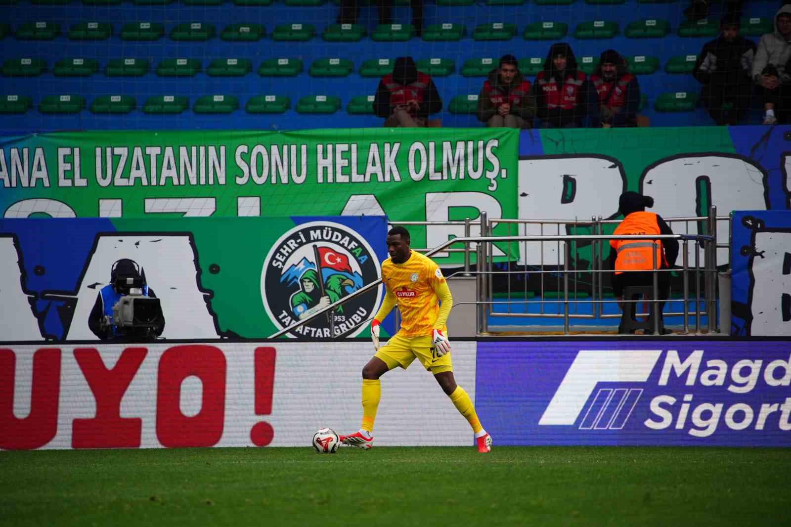 Trendyol Süper Lig: Çaykur Rizespor: 1 - Antalyaspor: 0 (İlk yarı)
