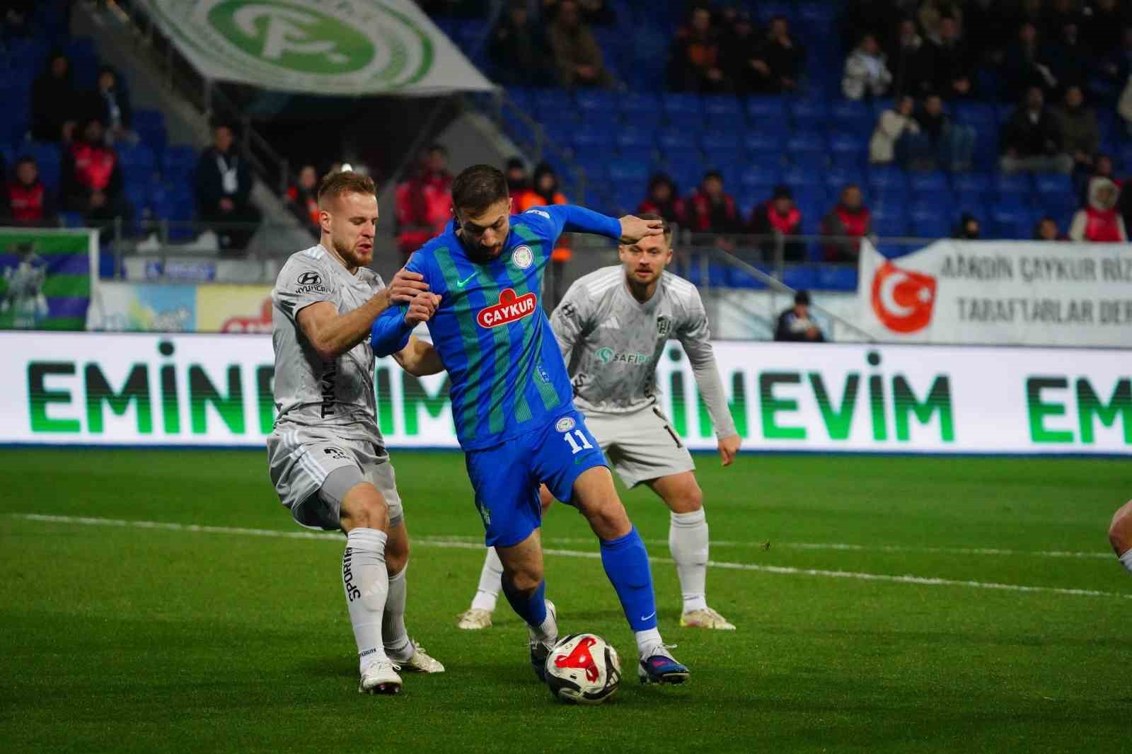Trendyol Süper Lig: Çaykur Rizespor: 1 - Kocaelispor: 0 (İlk yarı)
