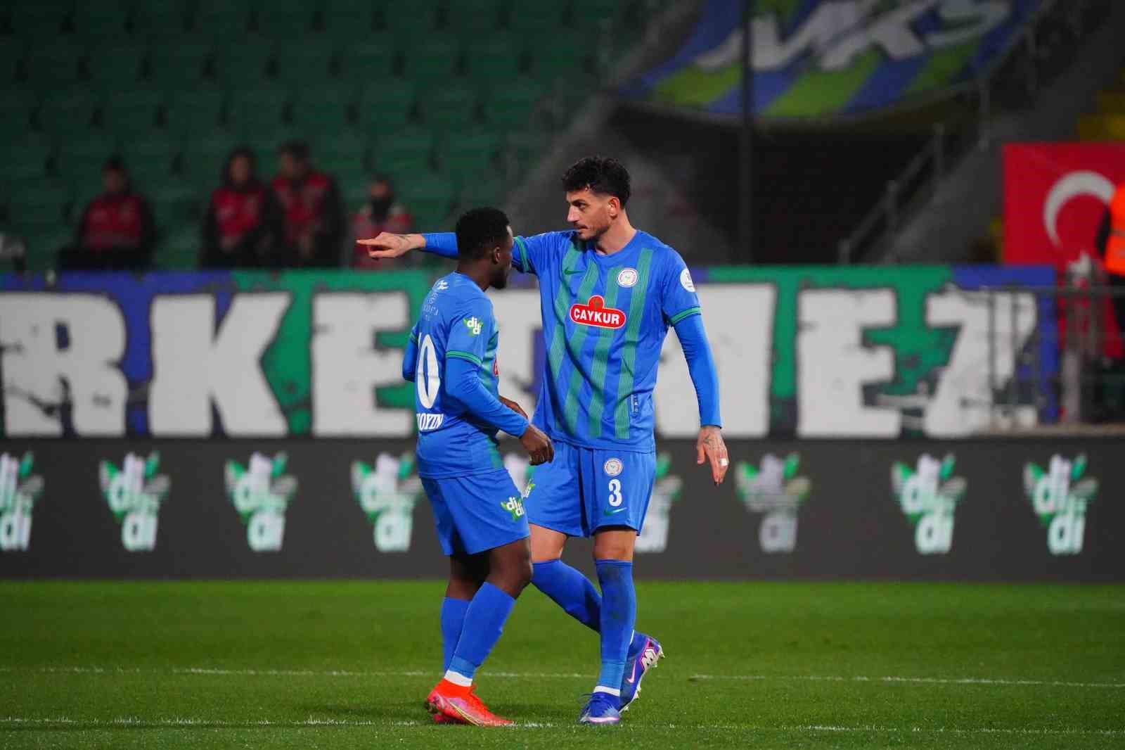 Trendyol Süper Lig: Çaykur Rizespor: 1 - Kocaelispor: 0 (İlk yarı)
