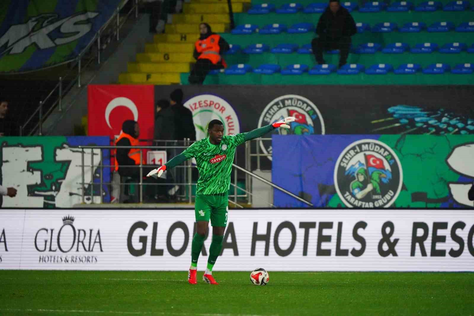 Trendyol Süper Lig: Çaykur Rizespor: 1 - Kocaelispor: 0 (İlk yarı)
