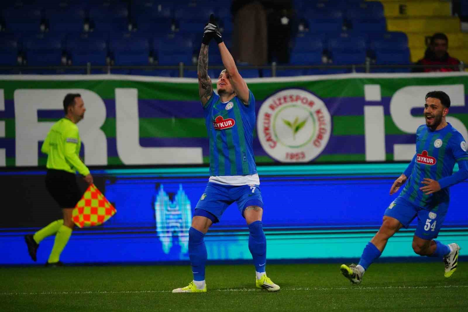Trendyol Süper Lig: Çaykur Rizespor: 1 - Kocaelispor: 0 (İlk yarı)
