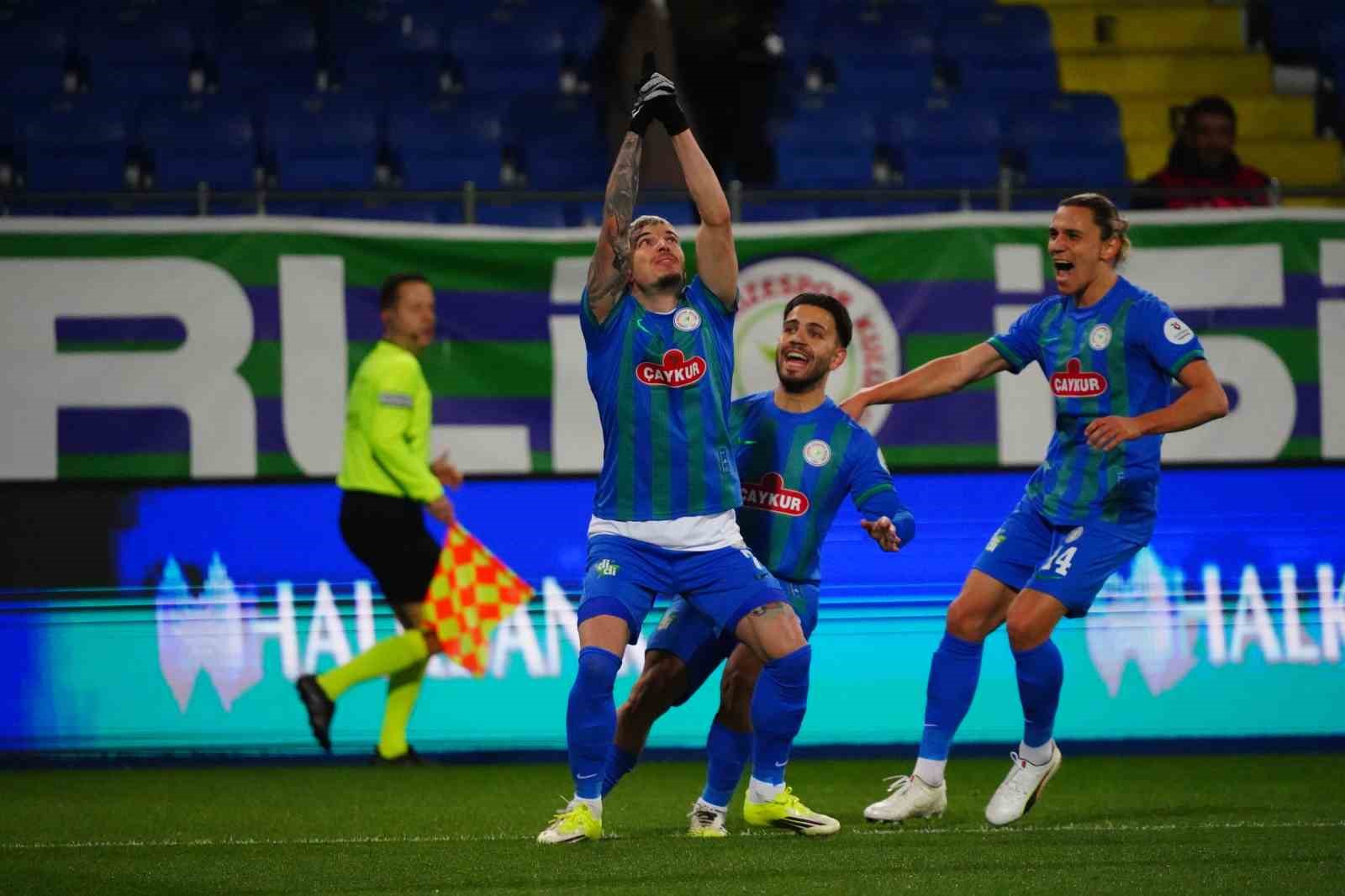 Trendyol Süper Lig: Çaykur Rizespor: 1 - Kocaelispor: 0 (İlk yarı)
