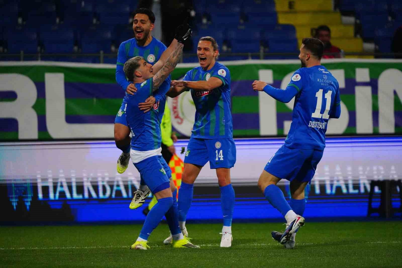 Trendyol Süper Lig: Çaykur Rizespor: 1 - Kocaelispor: 0 (İlk yarı)
