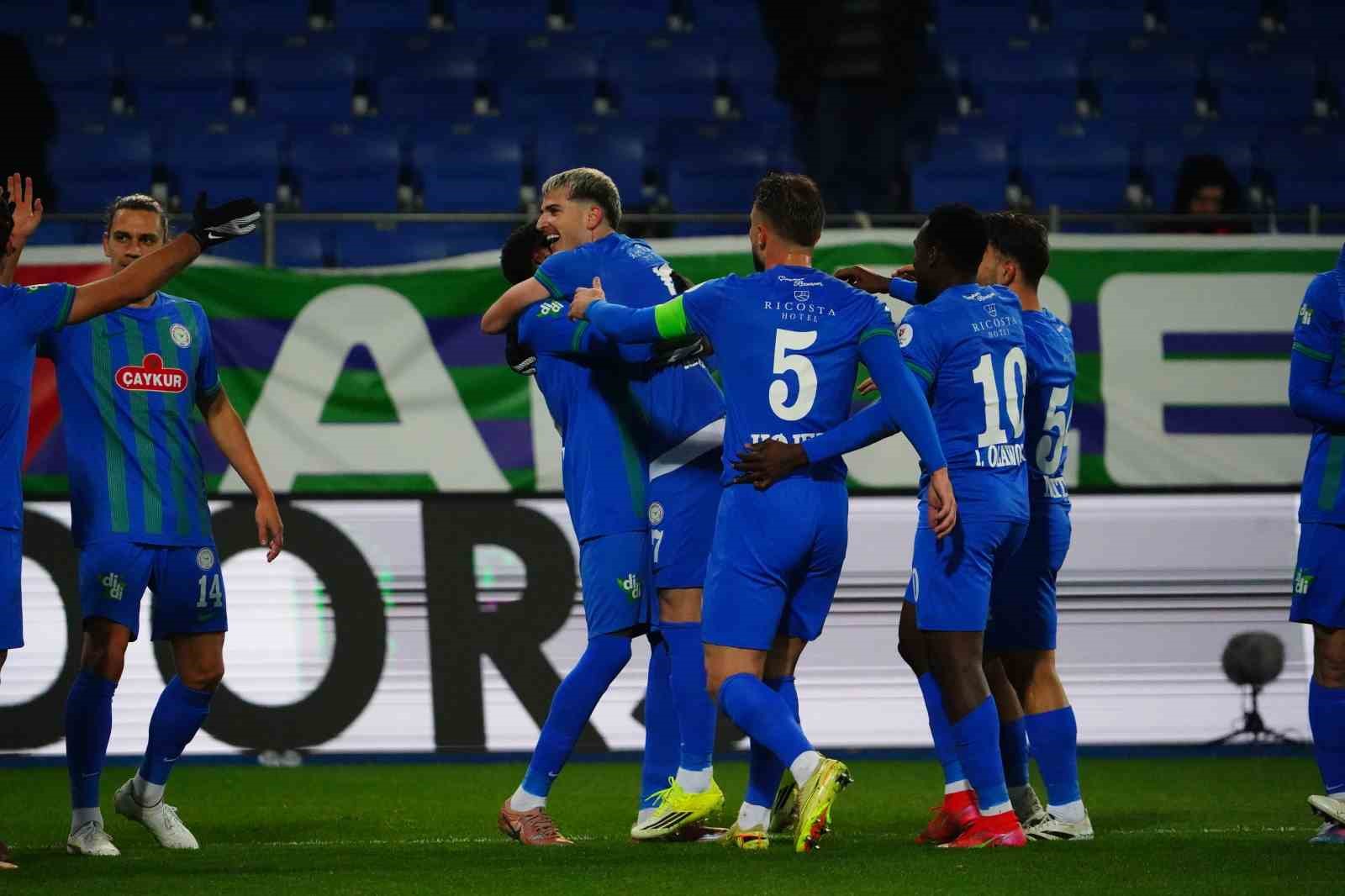 Trendyol Süper Lig: Çaykur Rizespor: 1 - Kocaelispor: 0 (İlk yarı)
