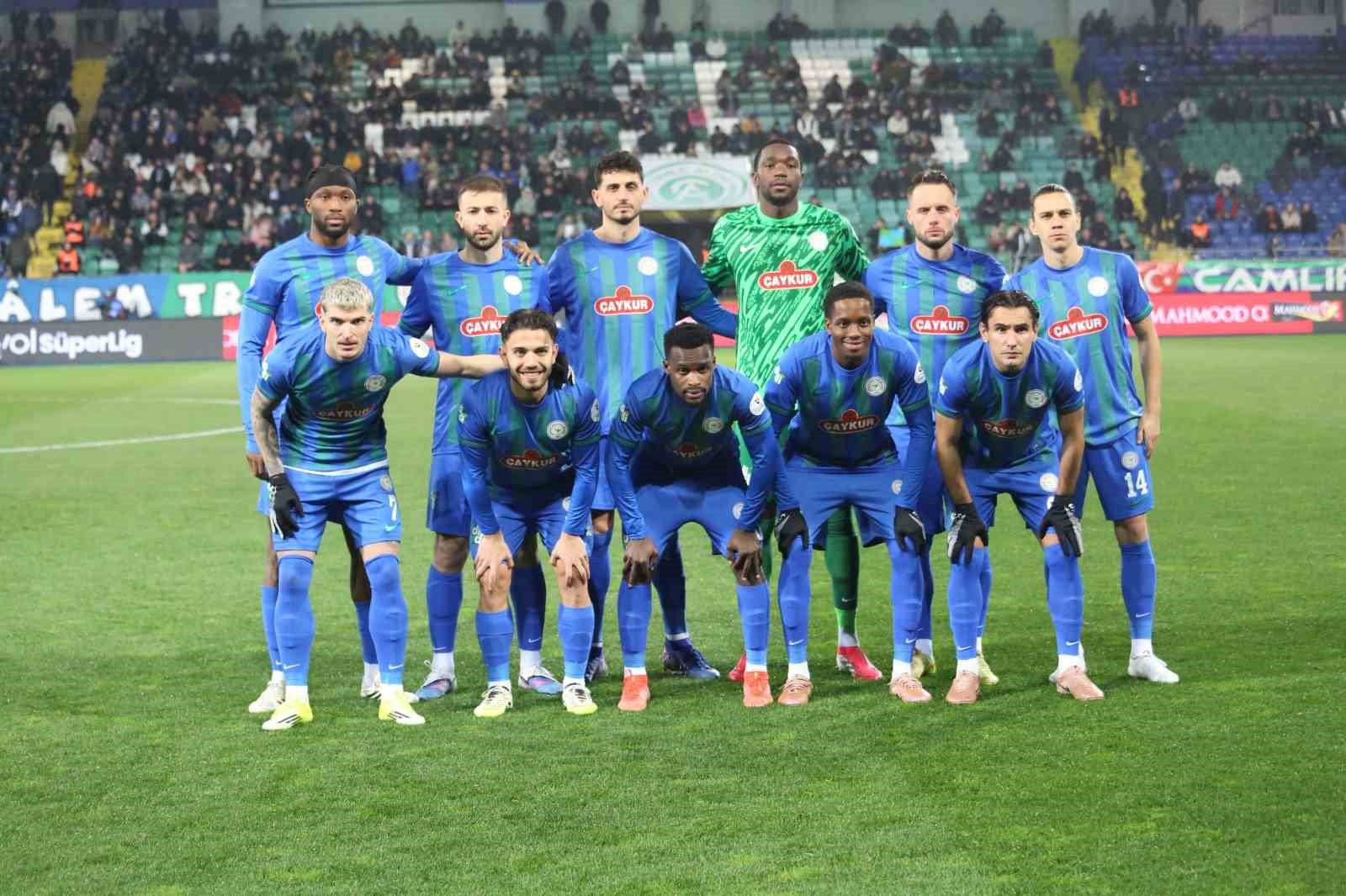 Trendyol Süper Lig: Çaykur Rizespor: 1 - Kocaelispor: 0 (İlk yarı)
