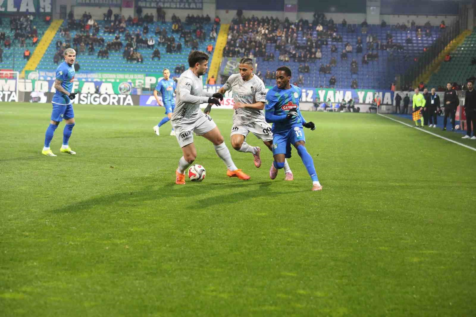 Trendyol Süper Lig: Çaykur Rizespor: 1 - Kocaelispor: 0 (İlk yarı)
