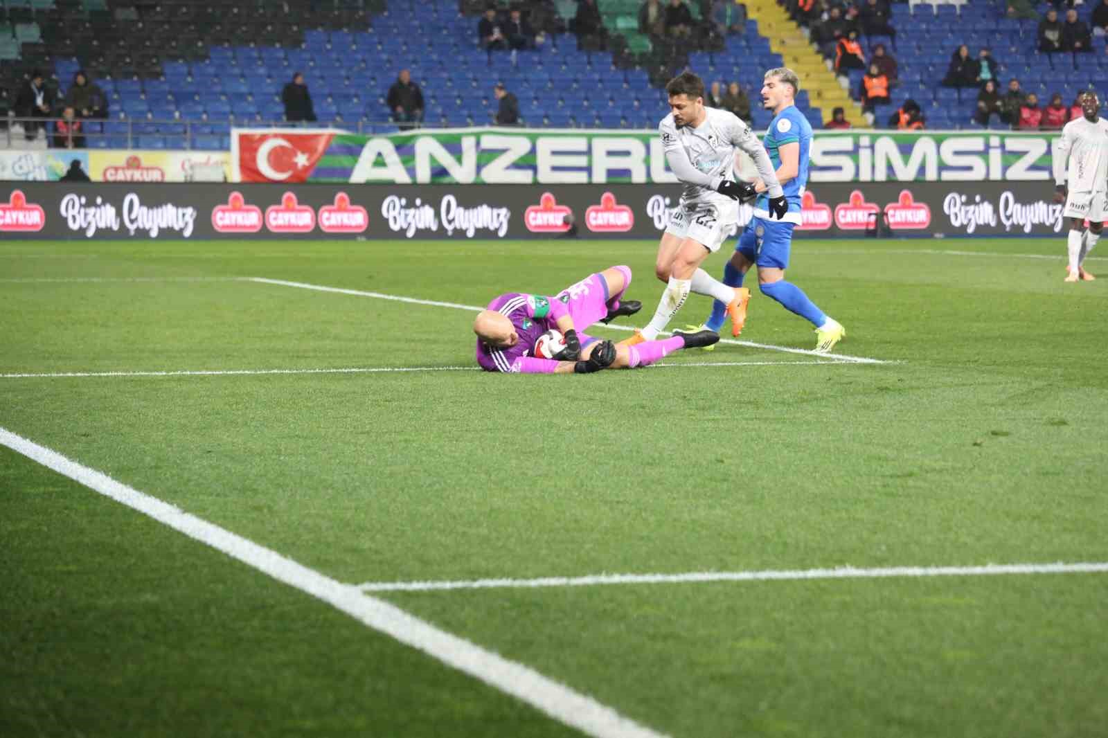 Trendyol Süper Lig: Çaykur Rizespor: 1 - Kocaelispor: 0 (İlk yarı)
