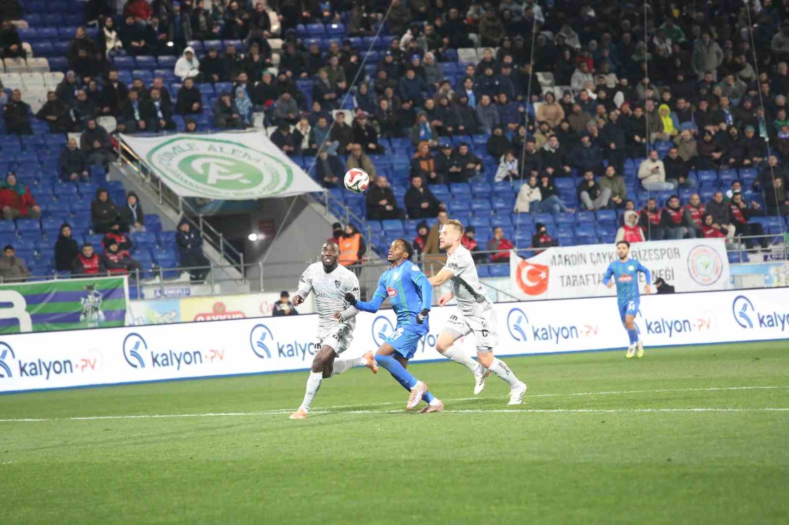 Trendyol Süper Lig: Çaykur Rizespor: 1 - Kocaelispor: 0 (İlk yarı)
