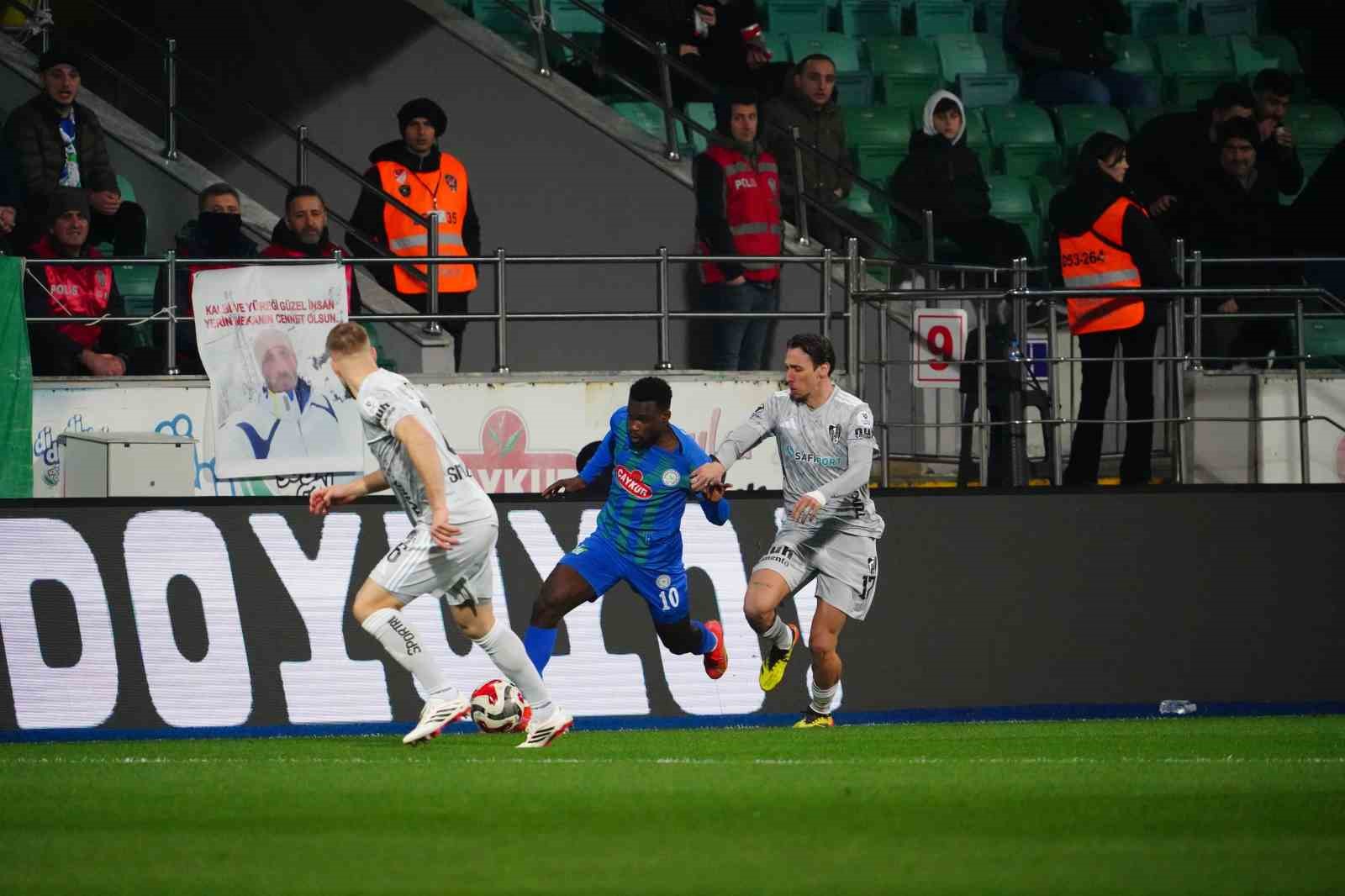 Trendyol Süper Lig: Çaykur Rizespor: 1 - Kocaelispor: 0 (İlk yarı)
