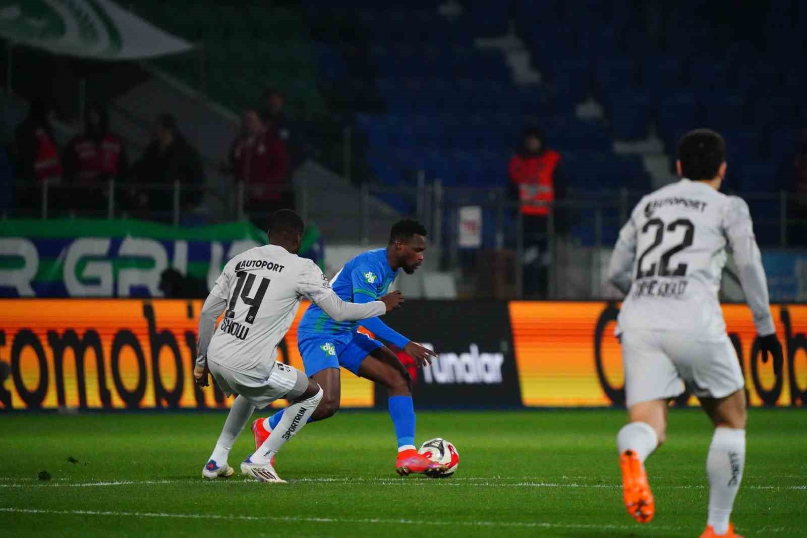 Trendyol Süper Lig: Çaykur Rizespor: 1 - Kocaelispor: 0 (İlk yarı)
