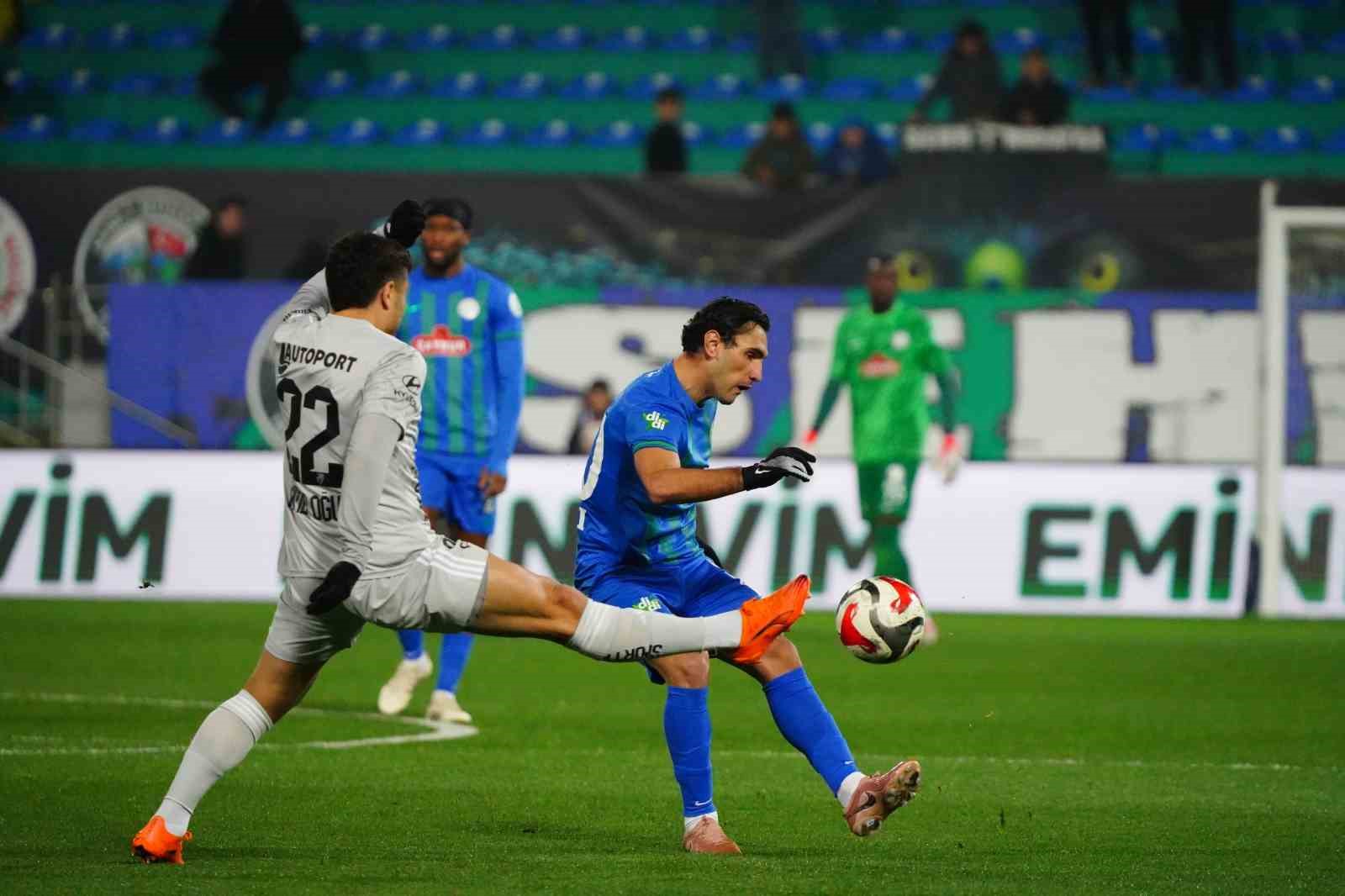 Trendyol Süper Lig: Çaykur Rizespor: 1 - Kocaelispor: 0 (İlk yarı)
