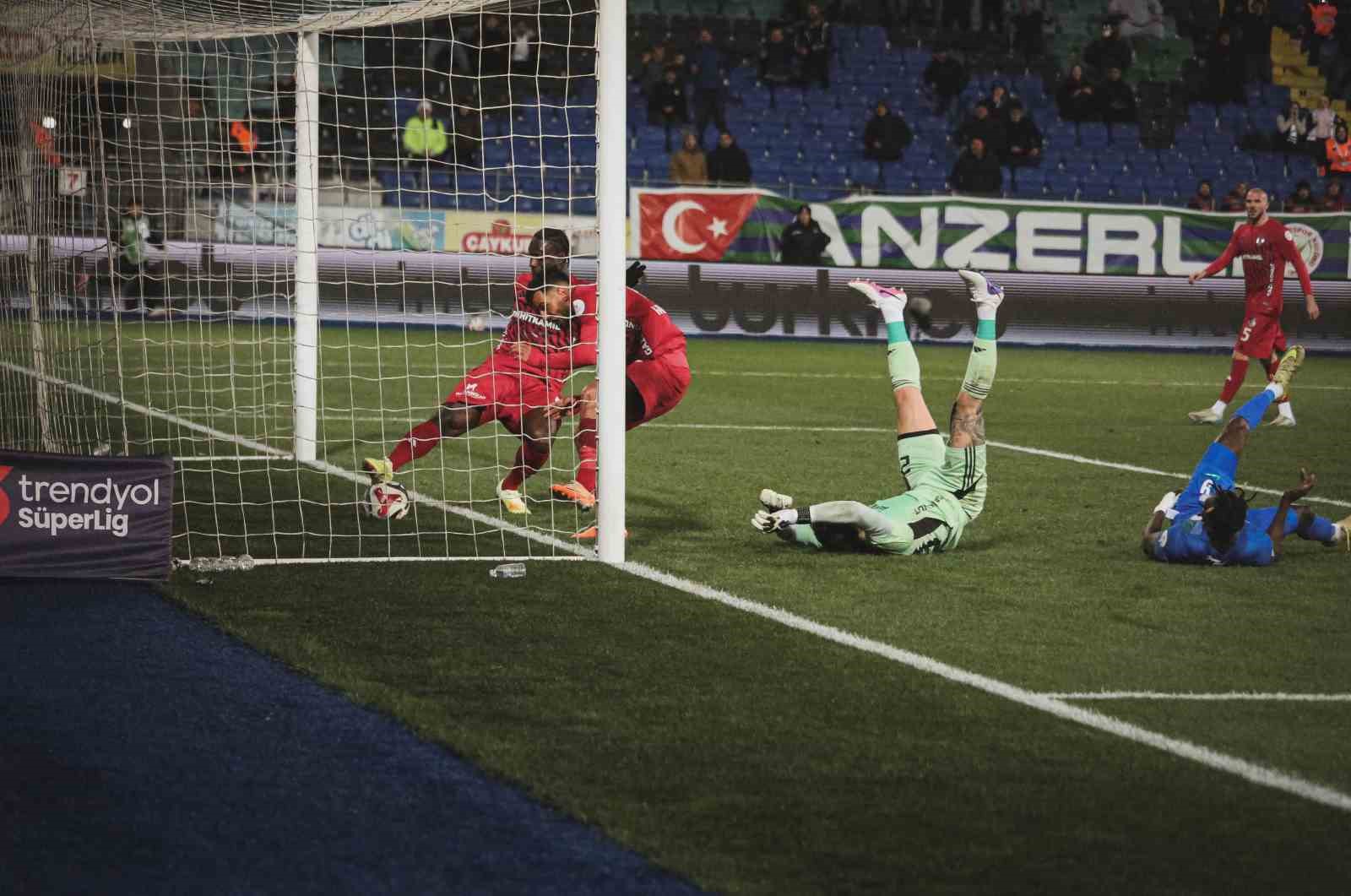 Trendyol Süper Lig: Çaykur Rizespor: 2 - Gaziantep FK: 1 (Maç sonucu)
Trendyol Süper Lig: Çaykur Rizespor: 2 - Gaziantep FK: 1 (Maç sonucu)