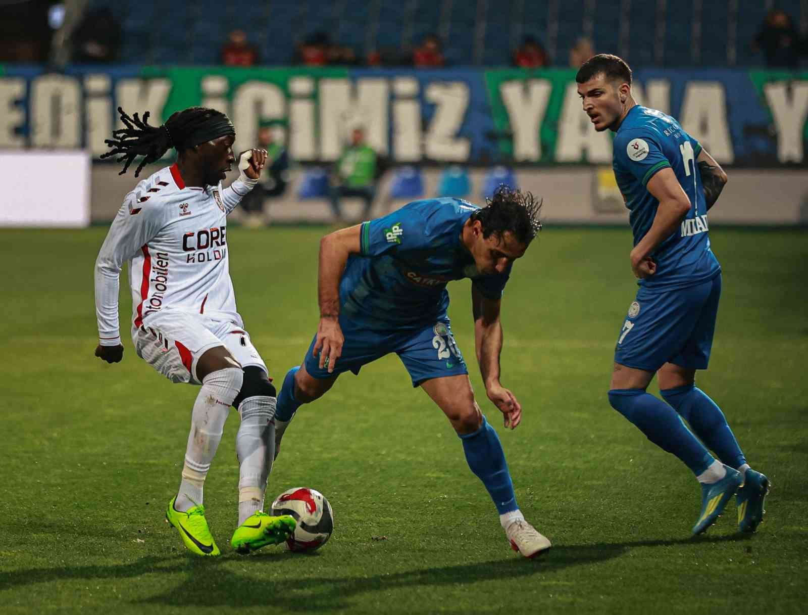 Trendyol Süper Lig: Çaykur Rizespor: 3 - Samsunspor: 0 (İlk yarı)
