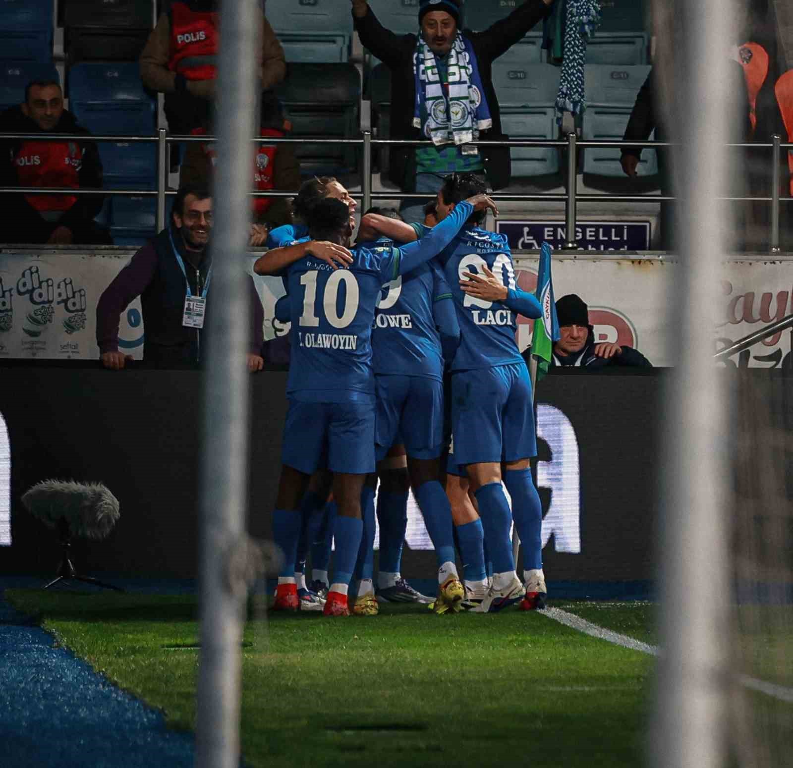 Trendyol Süper Lig: Çaykur Rizespor: 3 - Samsunspor: 0 (İlk yarı)
