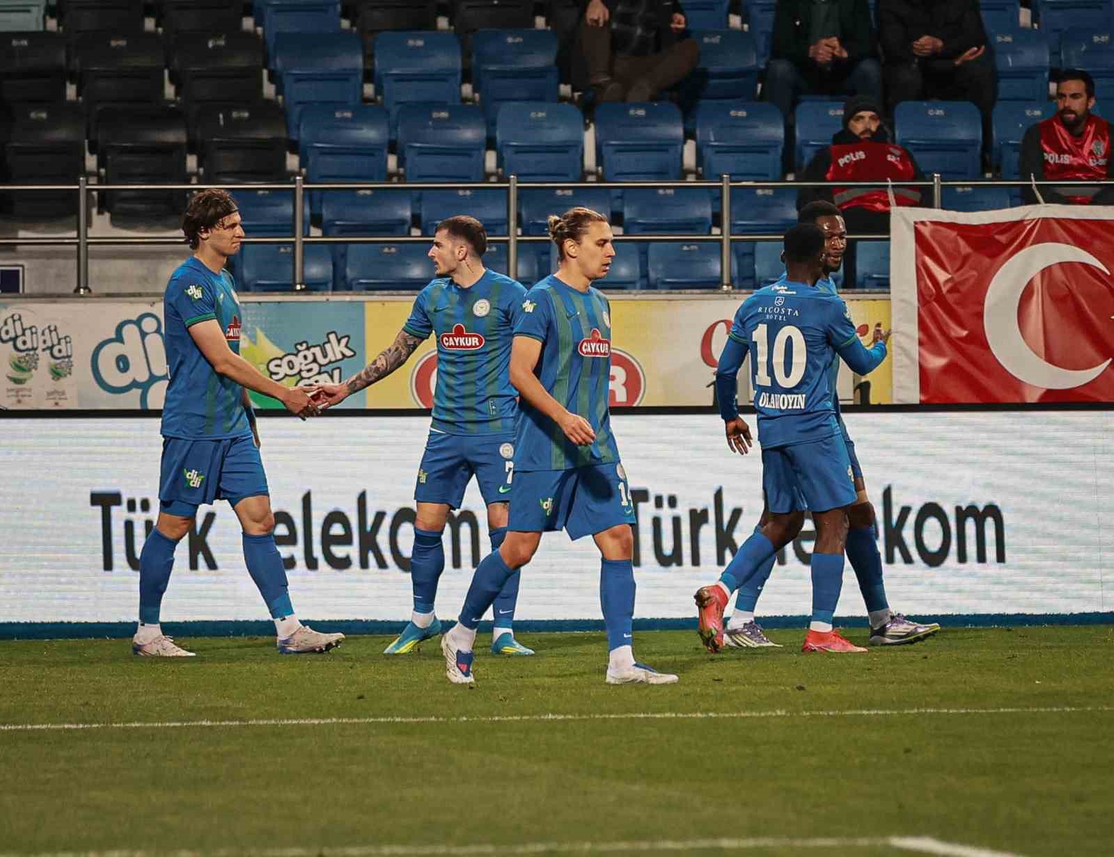 Trendyol Süper Lig: Çaykur Rizespor: 3 - Samsunspor: 0 (İlk yarı)
