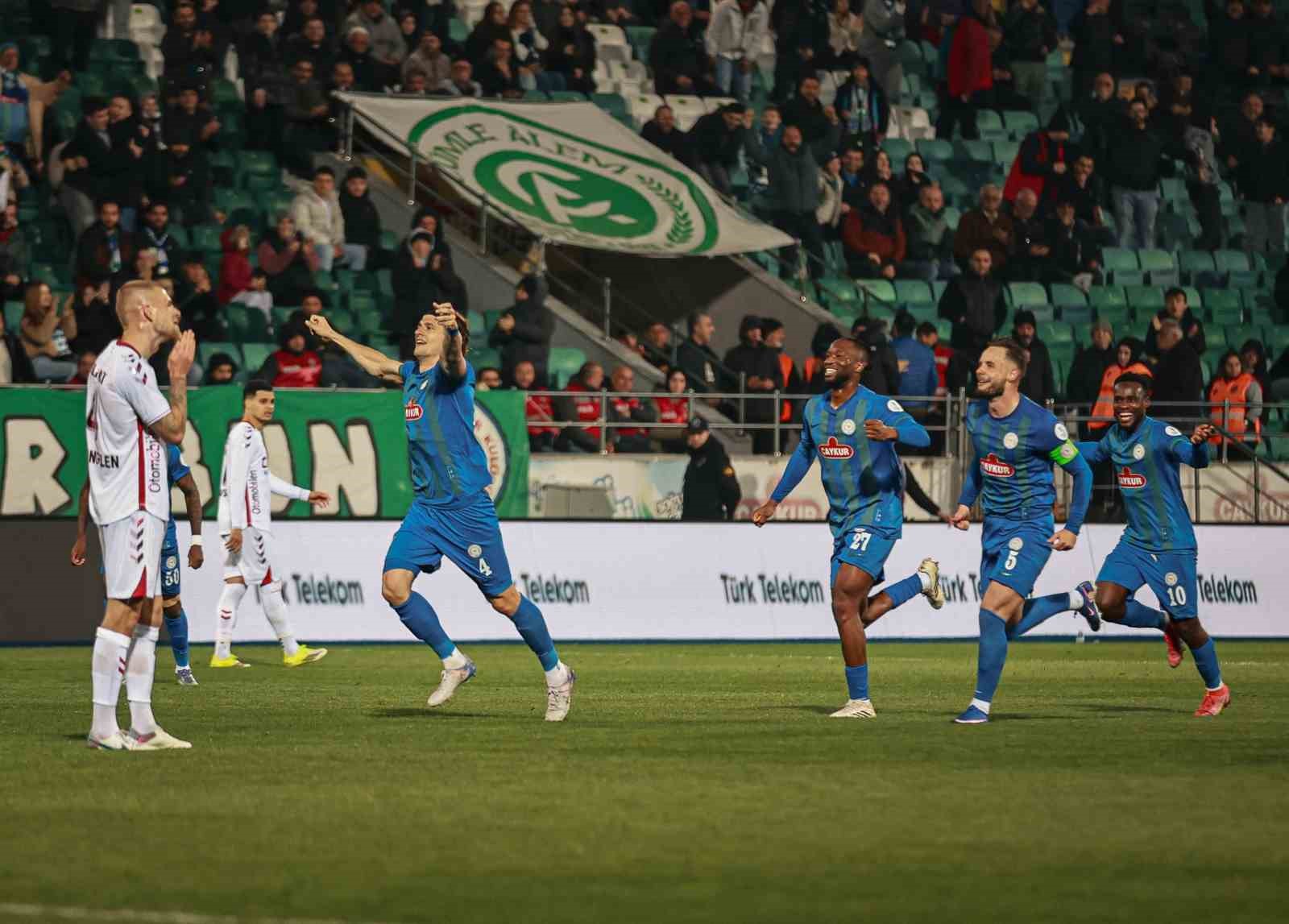 Trendyol Süper Lig: Çaykur Rizespor: 3 - Samsunspor: 0 (İlk yarı)
