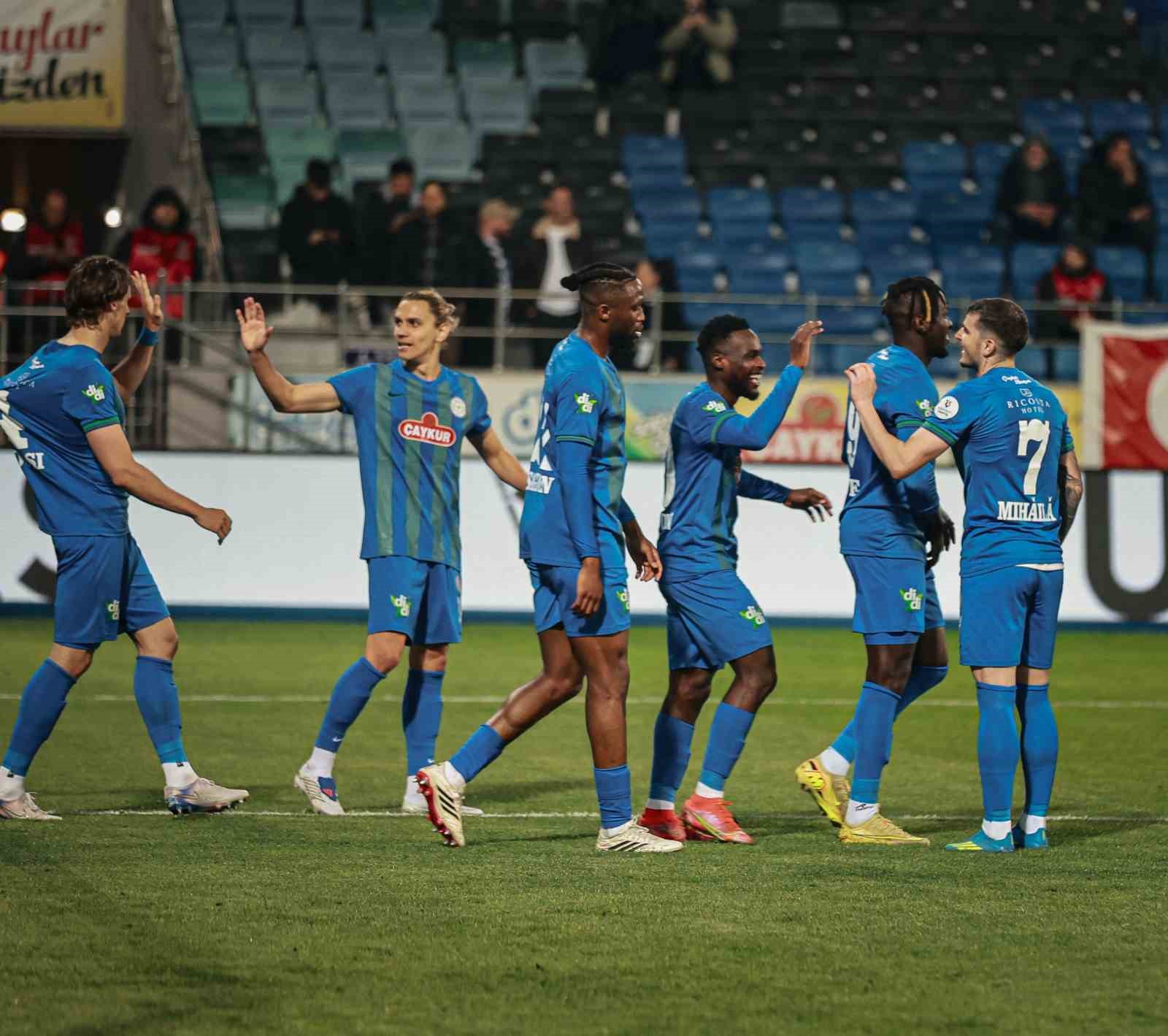 Trendyol Süper Lig: Çaykur Rizespor: 3 - Samsunspor: 0 (İlk yarı)
