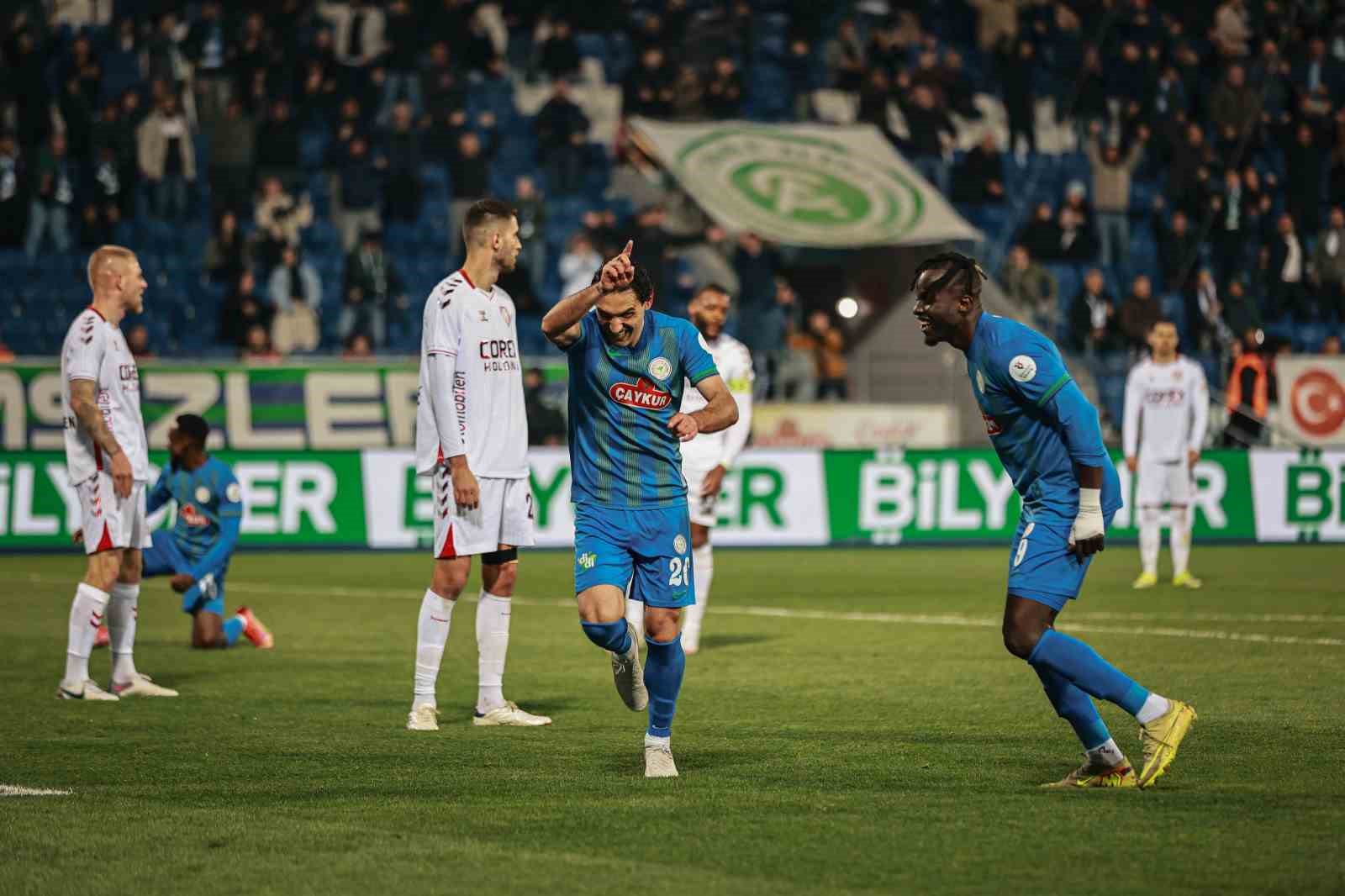 Trendyol Süper Lig: Çaykur Rizespor: 3 - Samsunspor: 0 (İlk yarı)
