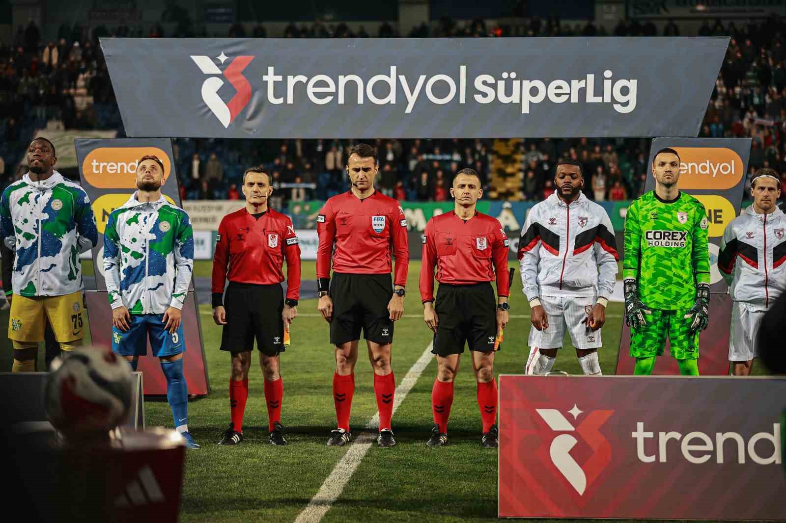 Trendyol Süper Lig: Çaykur Rizespor: 3 - Samsunspor: 0 (İlk yarı)
