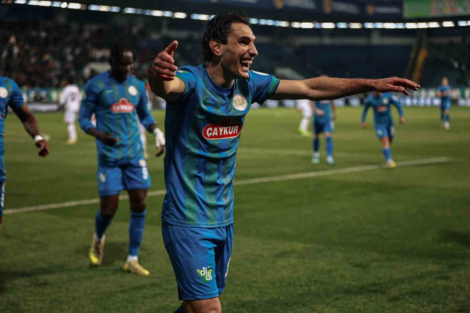 Trendyol Süper Lig: Çaykur Rizespor: 3 - Samsunspor: 0 (İlk yarı)
