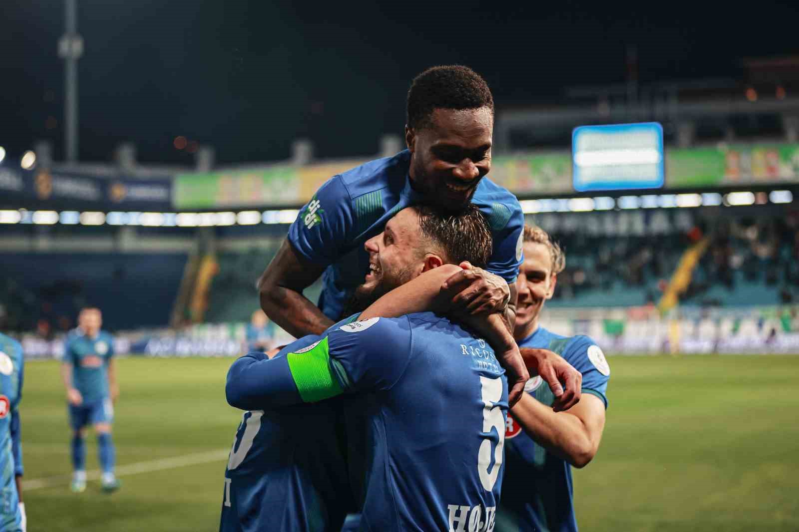 Trendyol Süper Lig: Çaykur Rizespor: 3 - Samsunspor: 0 (İlk yarı)
