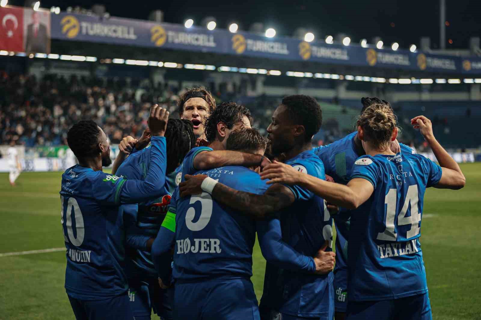 Trendyol Süper Lig: Çaykur Rizespor: 3 - Samsunspor: 0 (İlk yarı)
