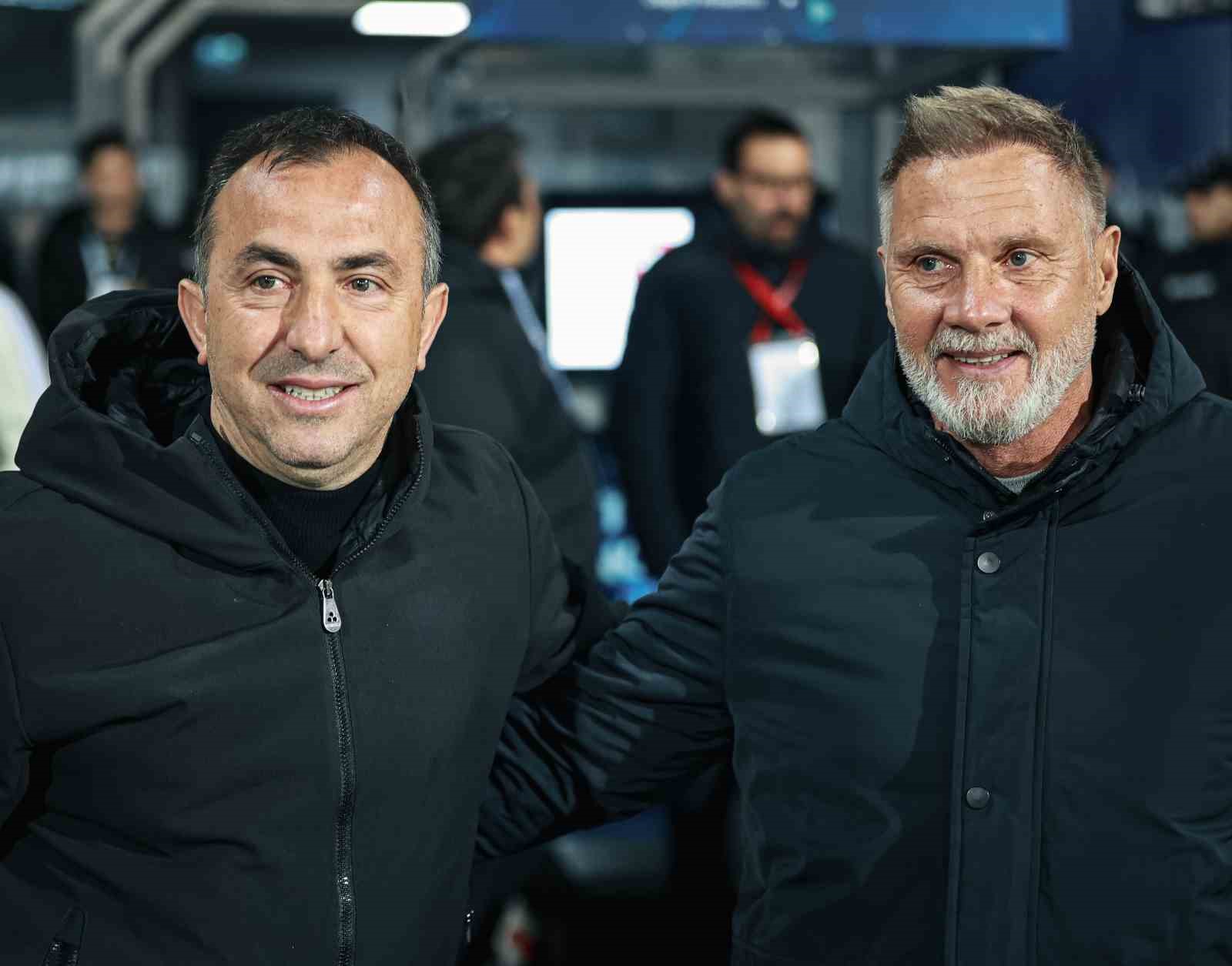 Trendyol Süper Lig: Çaykur Rizespor: 3 - Samsunspor: 0 (İlk yarı)
