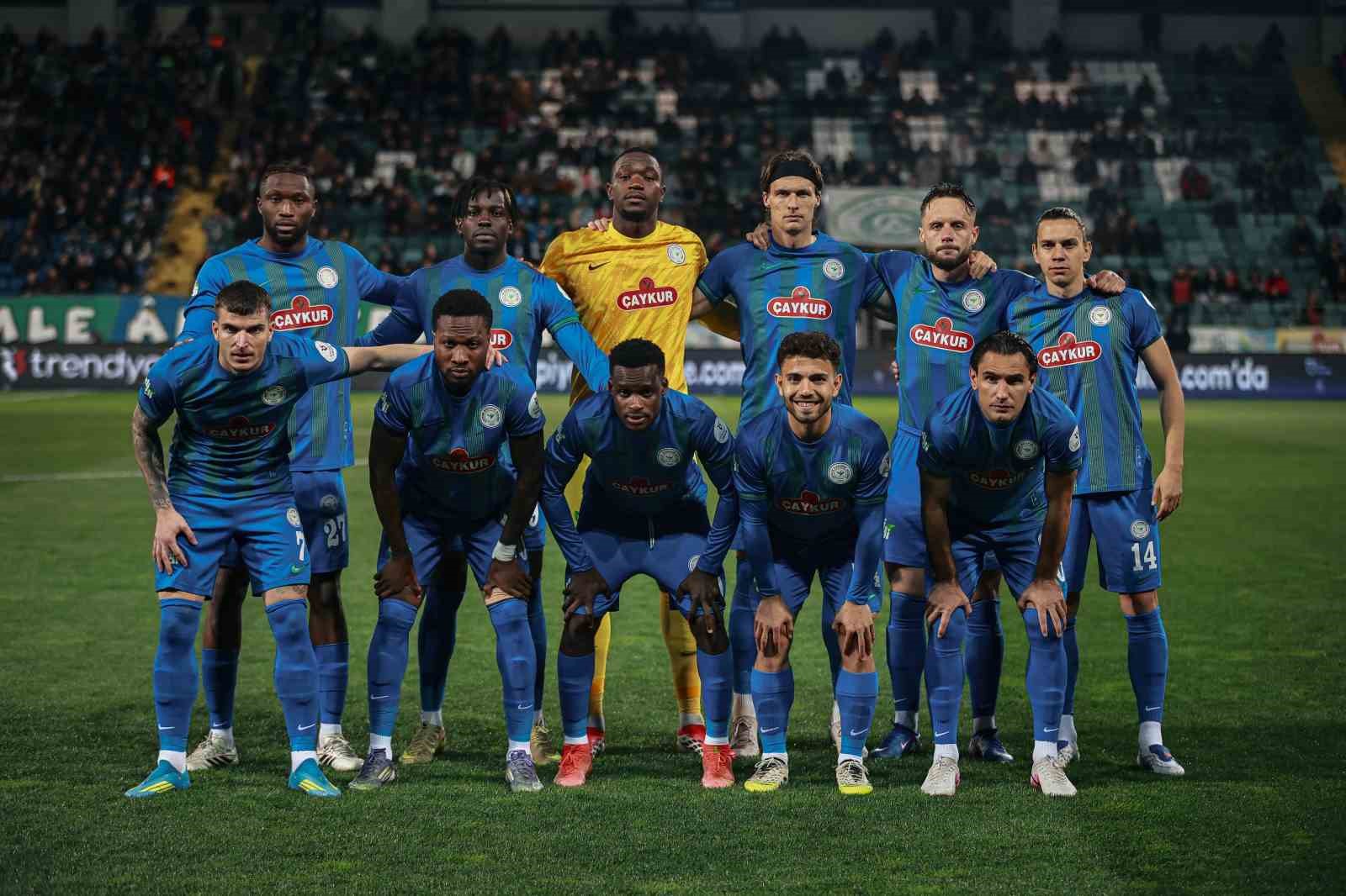 Trendyol Süper Lig: Çaykur Rizespor: 3 - Samsunspor: 0 (İlk yarı)
