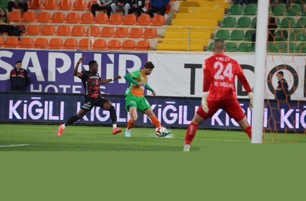 Trendyol Süper Lig: Corendon Alanyaspor: 0 - Gençlerbirliği: 0 (İlk yarı)
