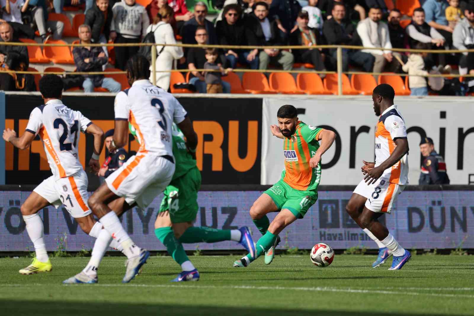 Trendyol Süper Lig: Corendon Alanyaspor: 0 - RAMS Başakşehir: 2 (İlk yarı)
