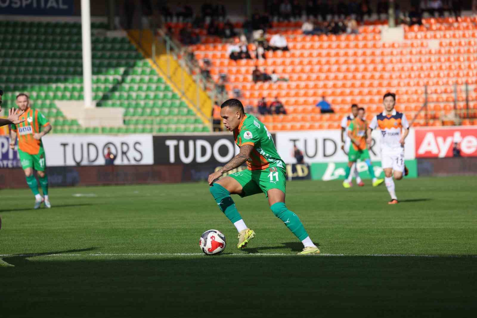 Trendyol Süper Lig: Corendon Alanyaspor: 0 - RAMS Başakşehir: 2 (İlk yarı)
