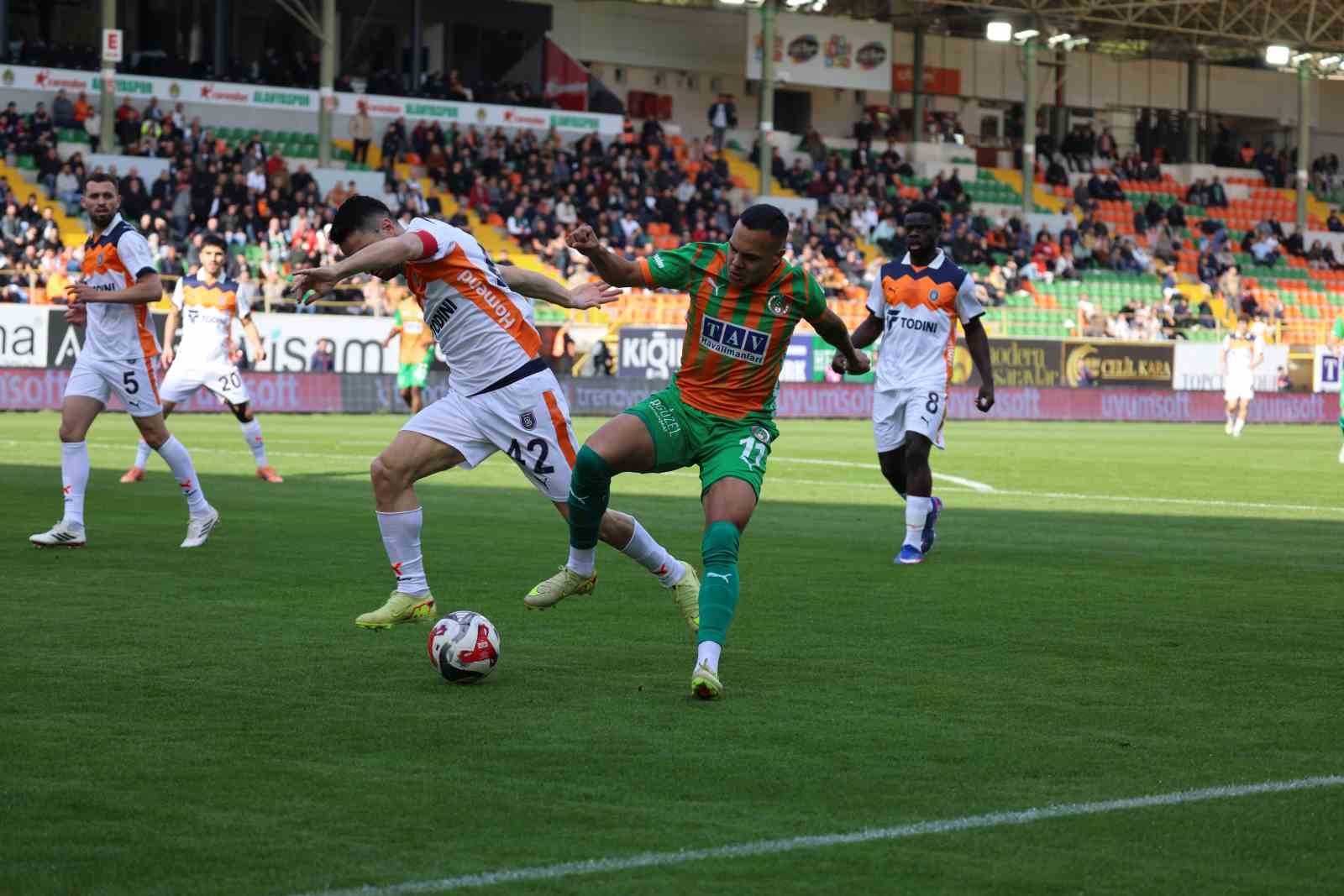 Trendyol Süper Lig: Corendon Alanyaspor: 0 - RAMS Başakşehir: 2 (İlk yarı)
